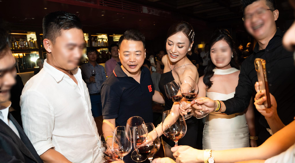 Shark Bình và Phương Oanh công khai hẹn hò hồi tháng 8 năm ngoái