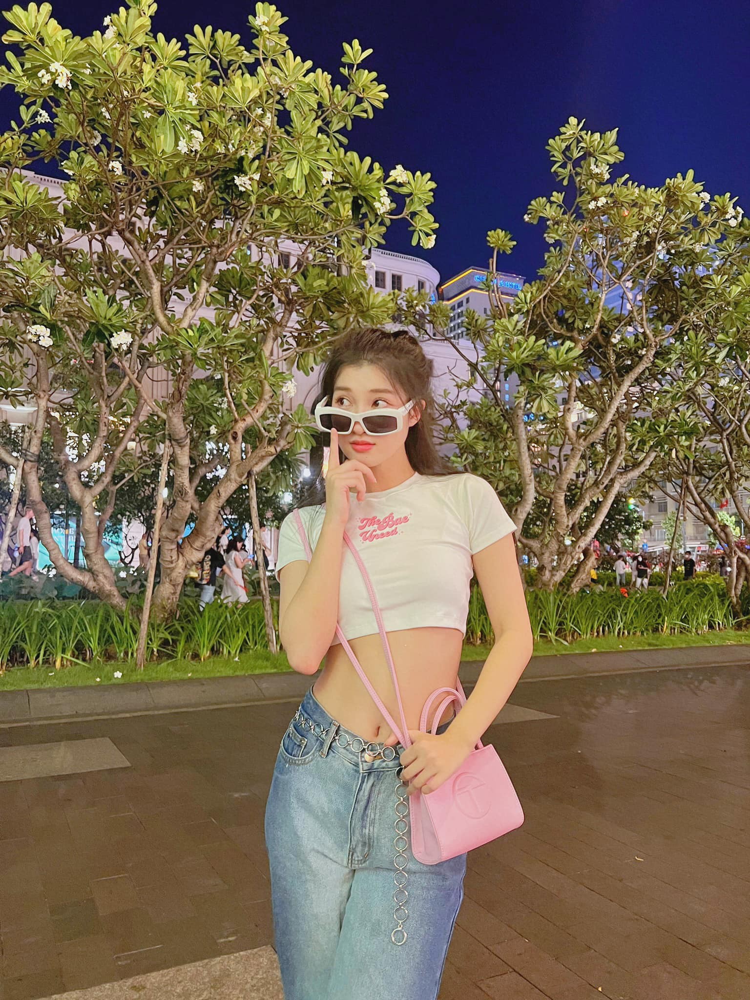 Những mẫu áo tôn eo được Phương Nhi hết mực lăng xê