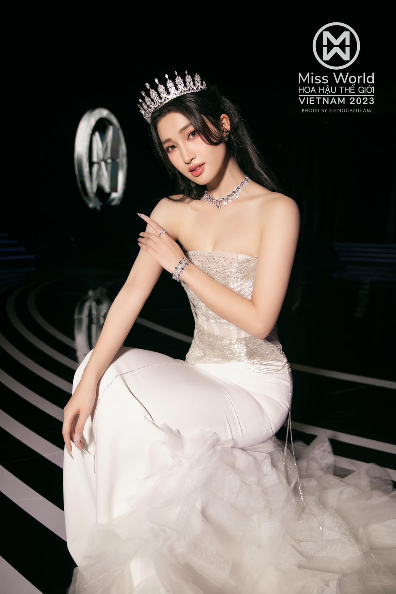 Phương Nhi chăm khoe đường cong hoàn hảo