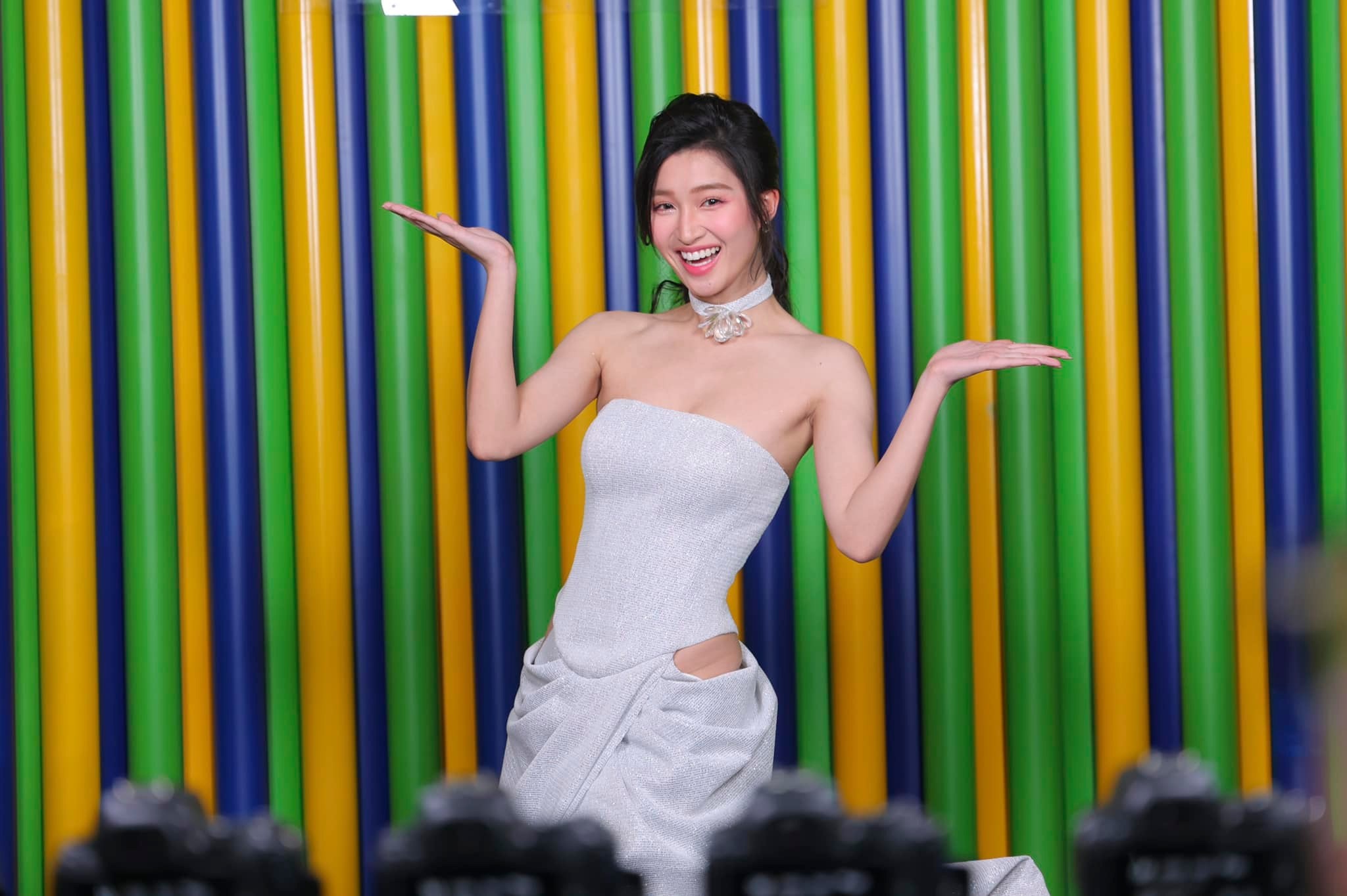 Phương Nhi lăng xê mốt váy xẻ cao