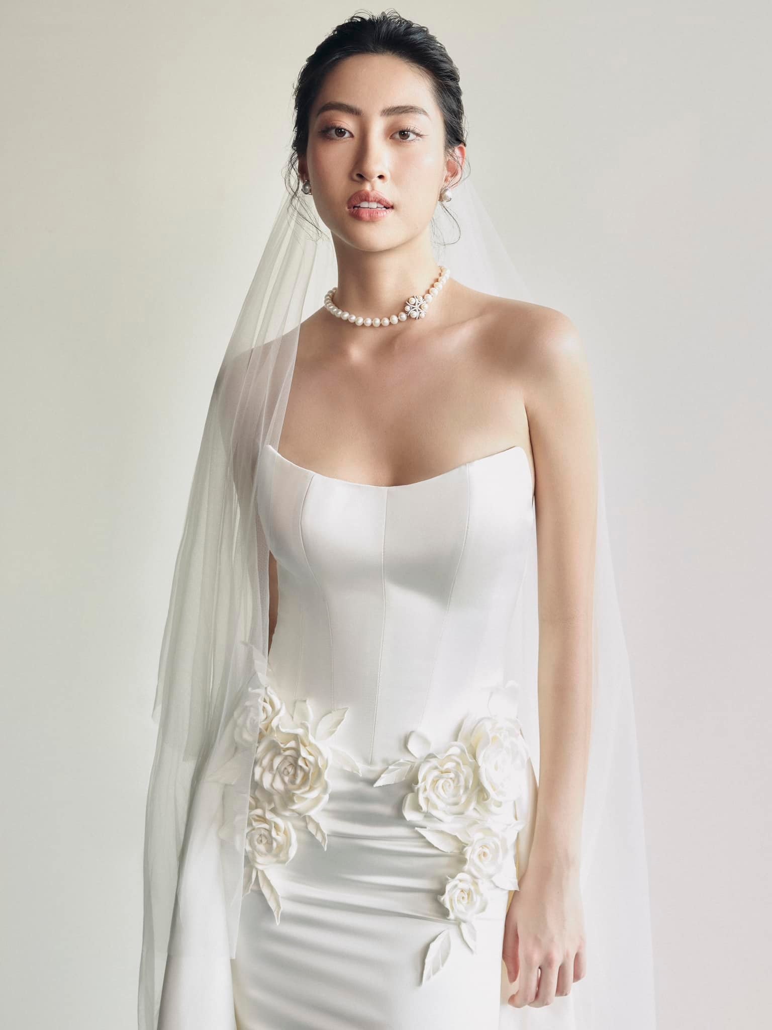 Video: Lương Thùy Linh khoe vẻ rạng rỡ khi diện váy cô dâu, visual trong như sương mai khiến fan mê đắm - Ảnh 10 Video: Lương Thùy Linh khoe vẻ rạng rỡ khi diện váy cô dâu, visual trong như sương mai khiến fan mê đắm - Ảnh 10