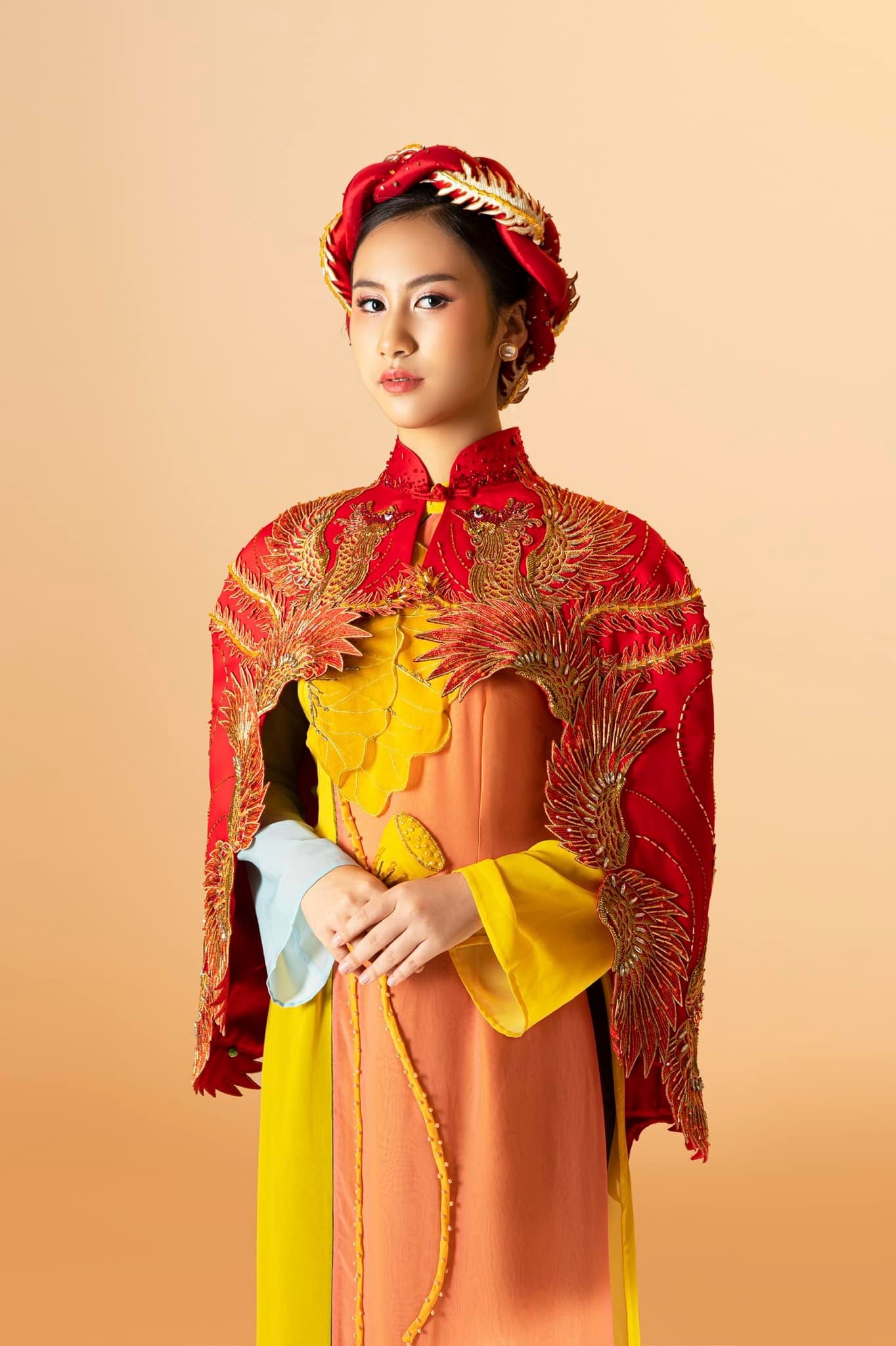 Cô nàng liên tục diện những thiết kế đậm chất truyền thống để quảng bá văn hóa