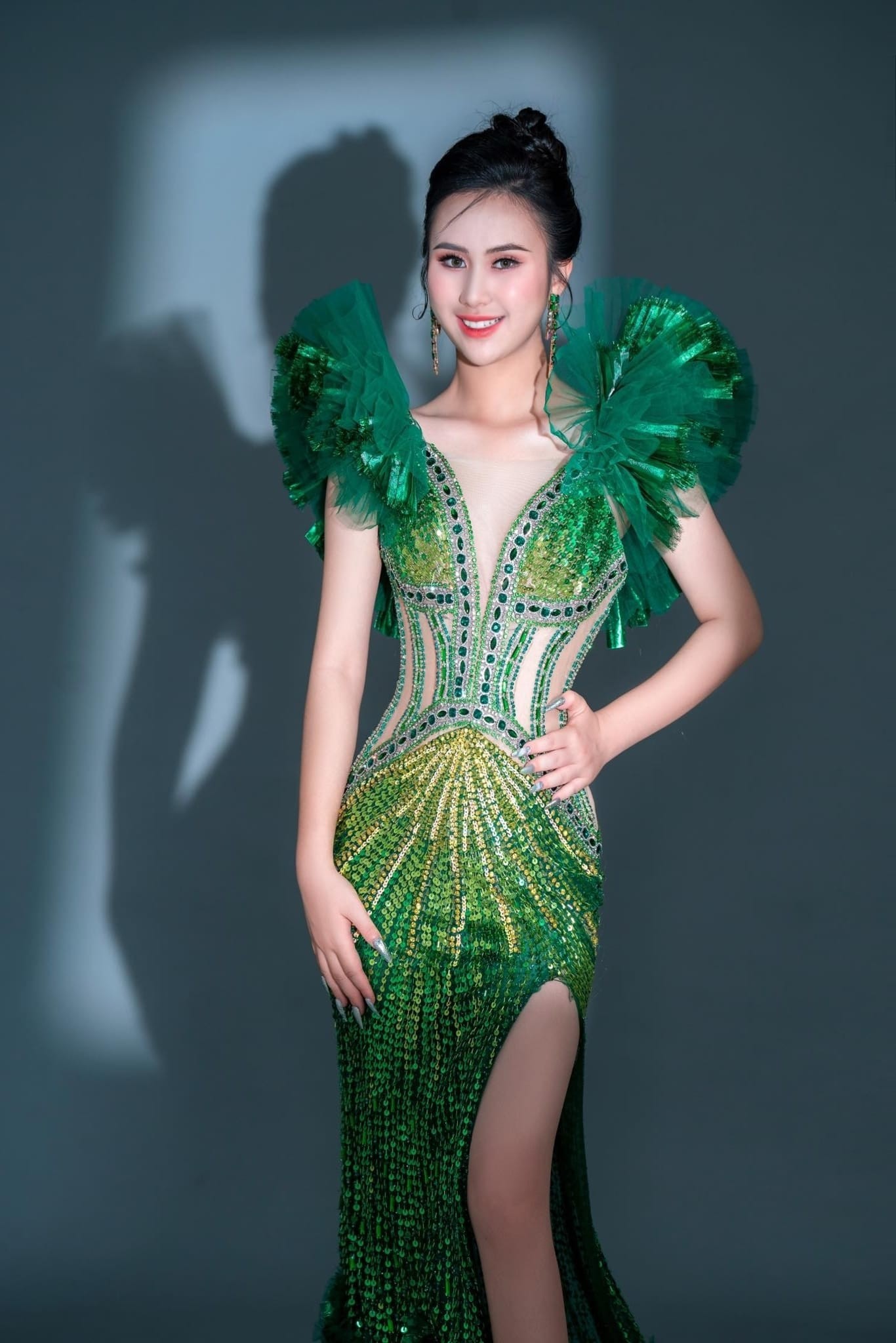 Dù chỉ mới 15 tuổi, song tân Miss Teen Grand International cho thấy những đường nét sắc vóc ấn tượng 