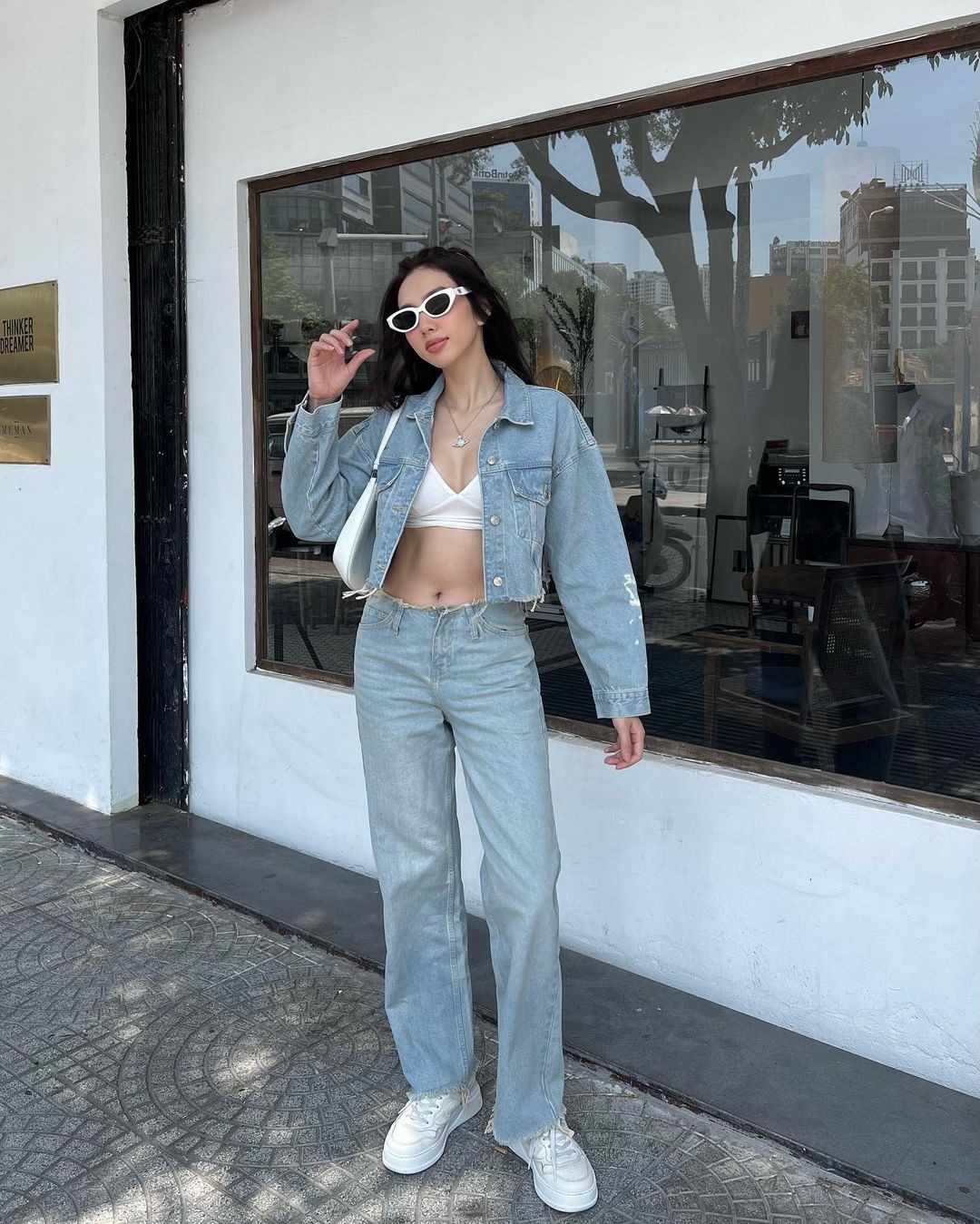 Thời trang xuống phố năng động nhưng rất gợi cảm