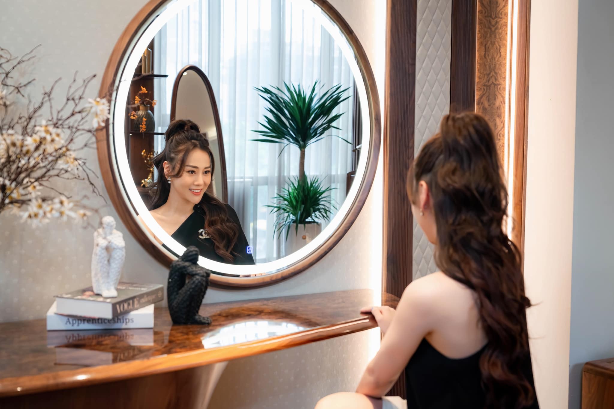 Sau thời gian dài vắng bóng màn ảnh, sắc vóc của Phương Oanh được khen thăng hạng rõ rệt. Sau thời gian dài vắng bóng màn ảnh, sắc vóc của Phương Oanh được khen thăng hạng rõ rệt.