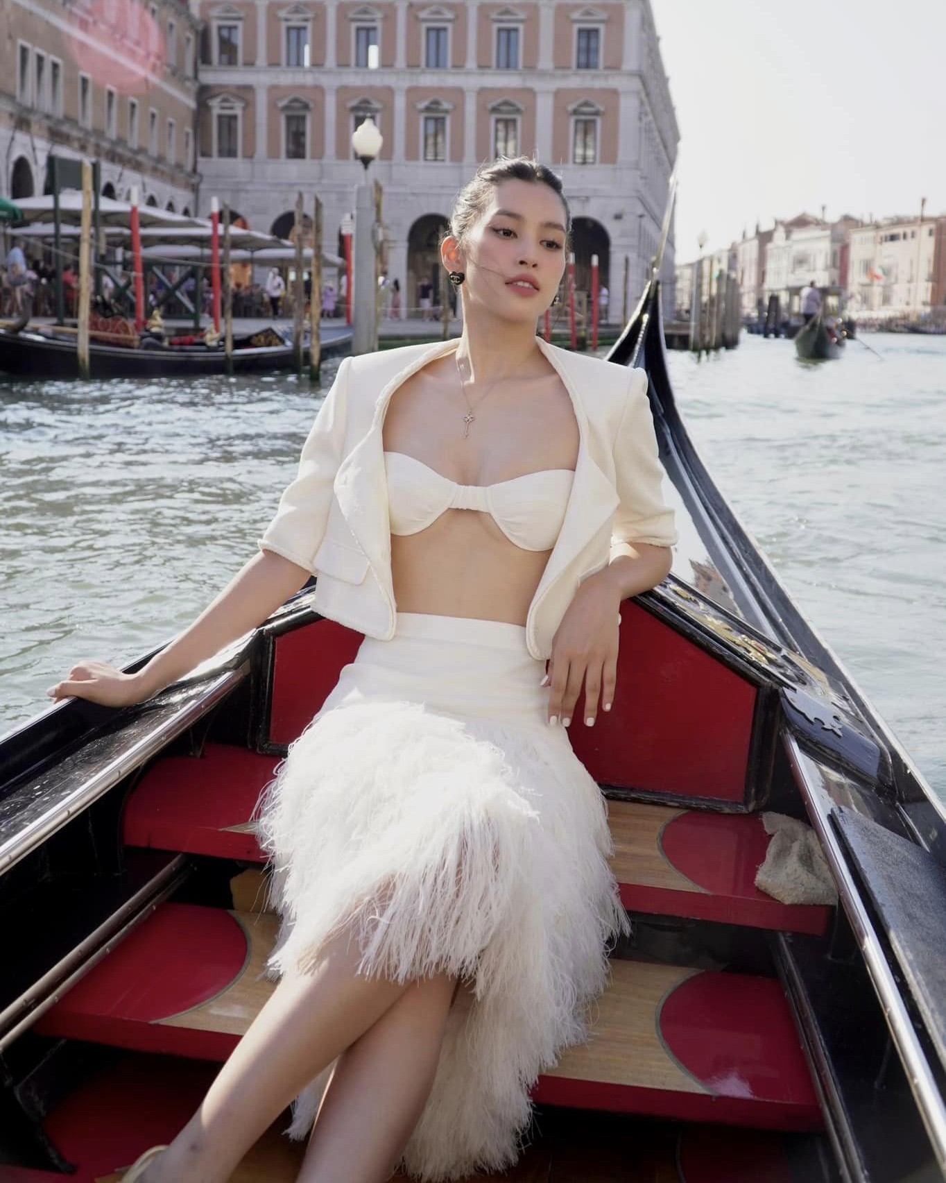 Tiểu Vy thăm quan thành phố Venice của Ý với bản phối gợi cảm Tiểu Vy thăm quan thành phố Venice của Ý với bản phối gợi cảm