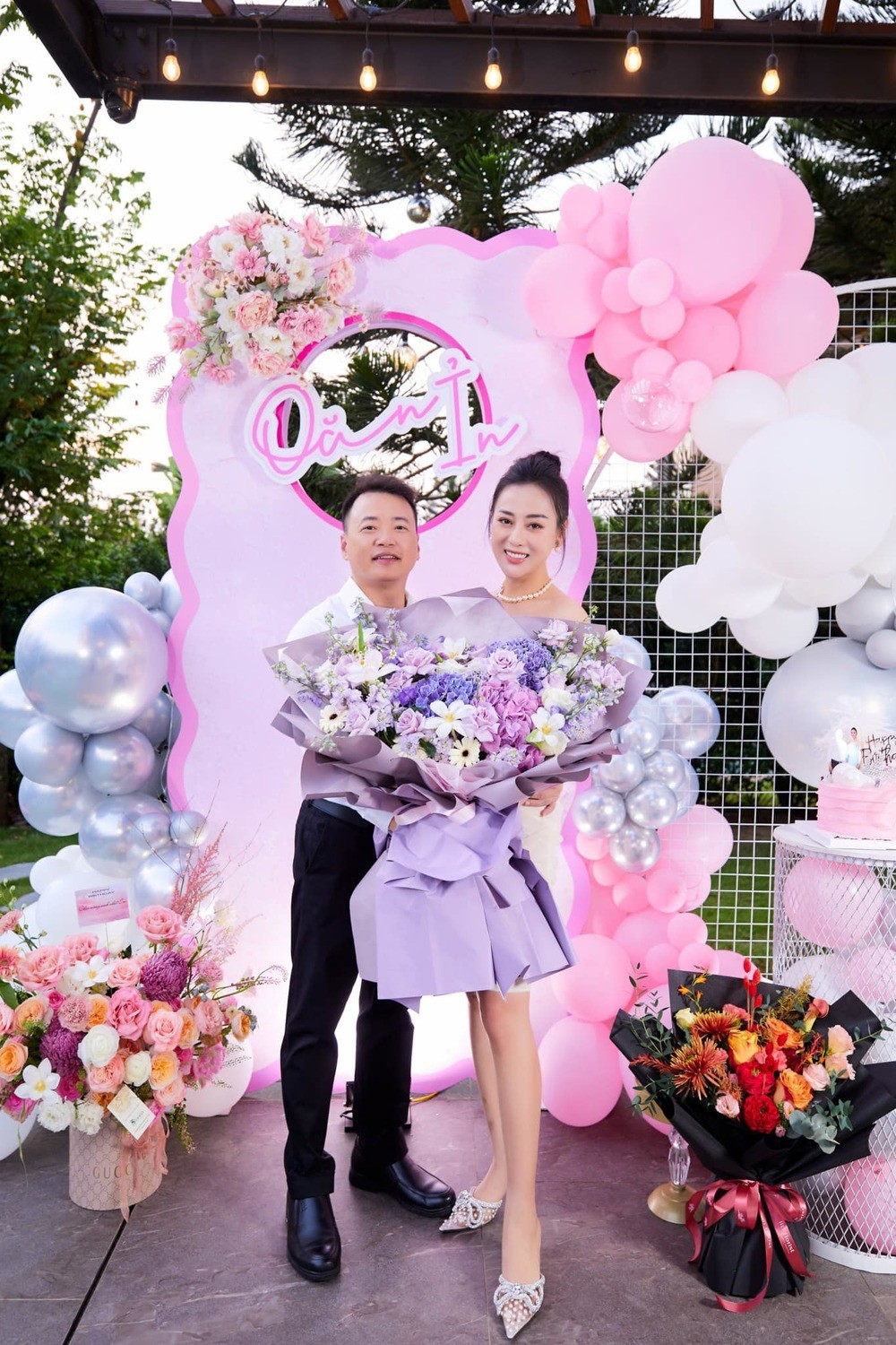 Trước khi hoàn thành thủ tục kết hôn hôm 15/6 tại UBND phường Liêm Chính, tình yêu của Shark Bình - Phương Oanh trải qua nhiều sóng gió Trước khi hoàn thành thủ tục kết hôn hôm 15/6 tại UBND phường Liêm Chính, tình yêu của Shark Bình - Phương Oanh trải qua nhiều sóng gió