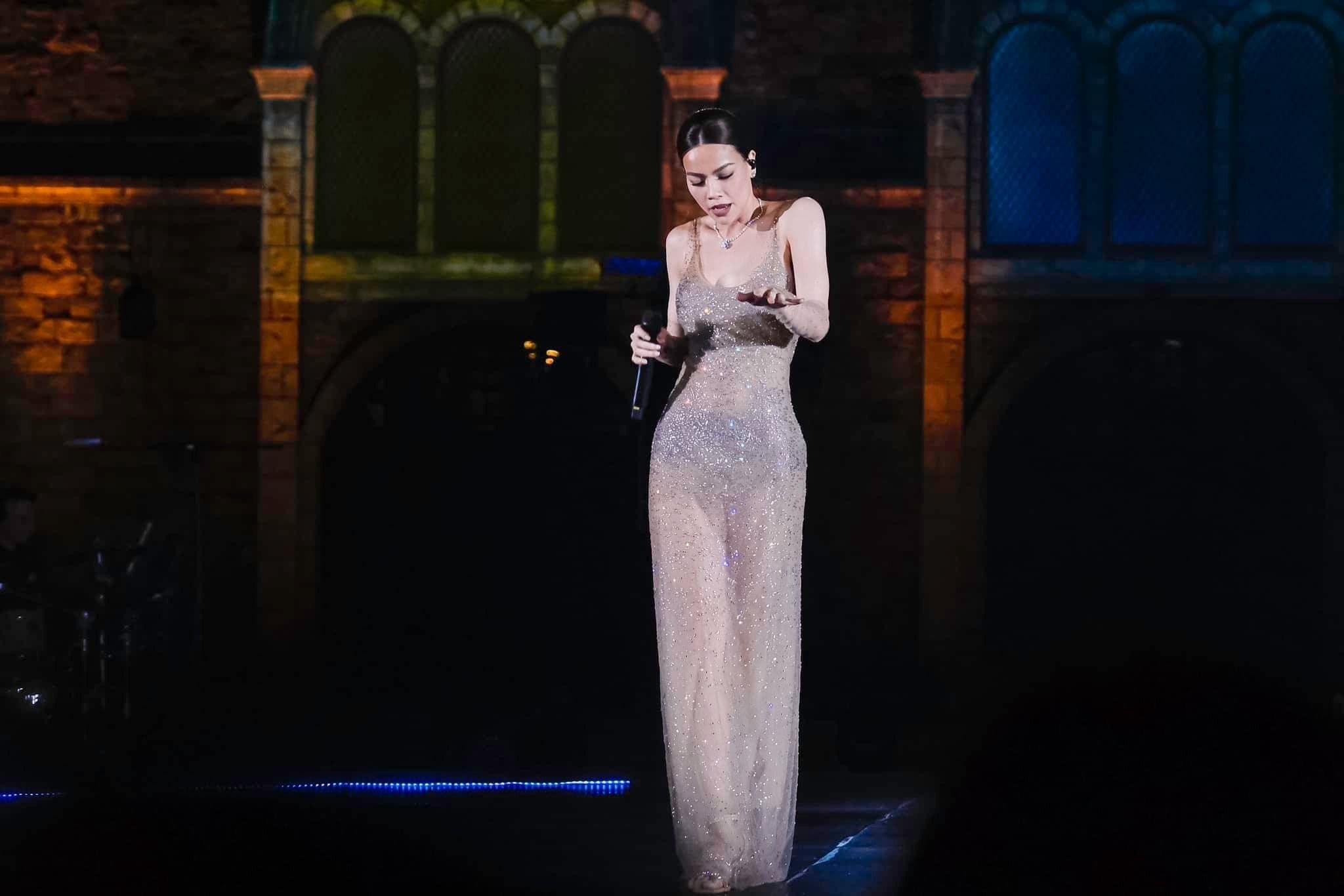 Mẫu đầm đính đá phô phần lớn da thịt khi kết hợp cùng ánh sáng sân khấu