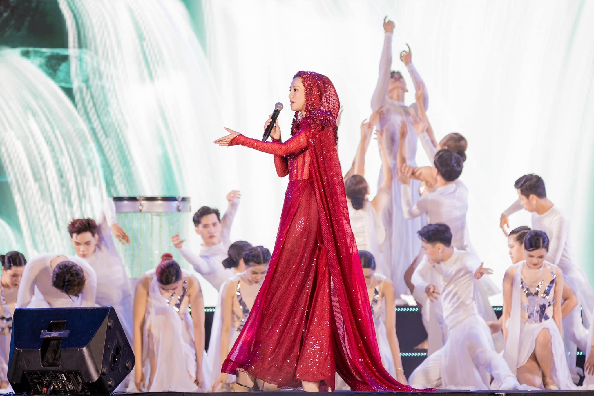 Bùi Lan Hương khiến bao người trầm trồ bởi diện mạo trẻ trung, thần thái ngút ngàn