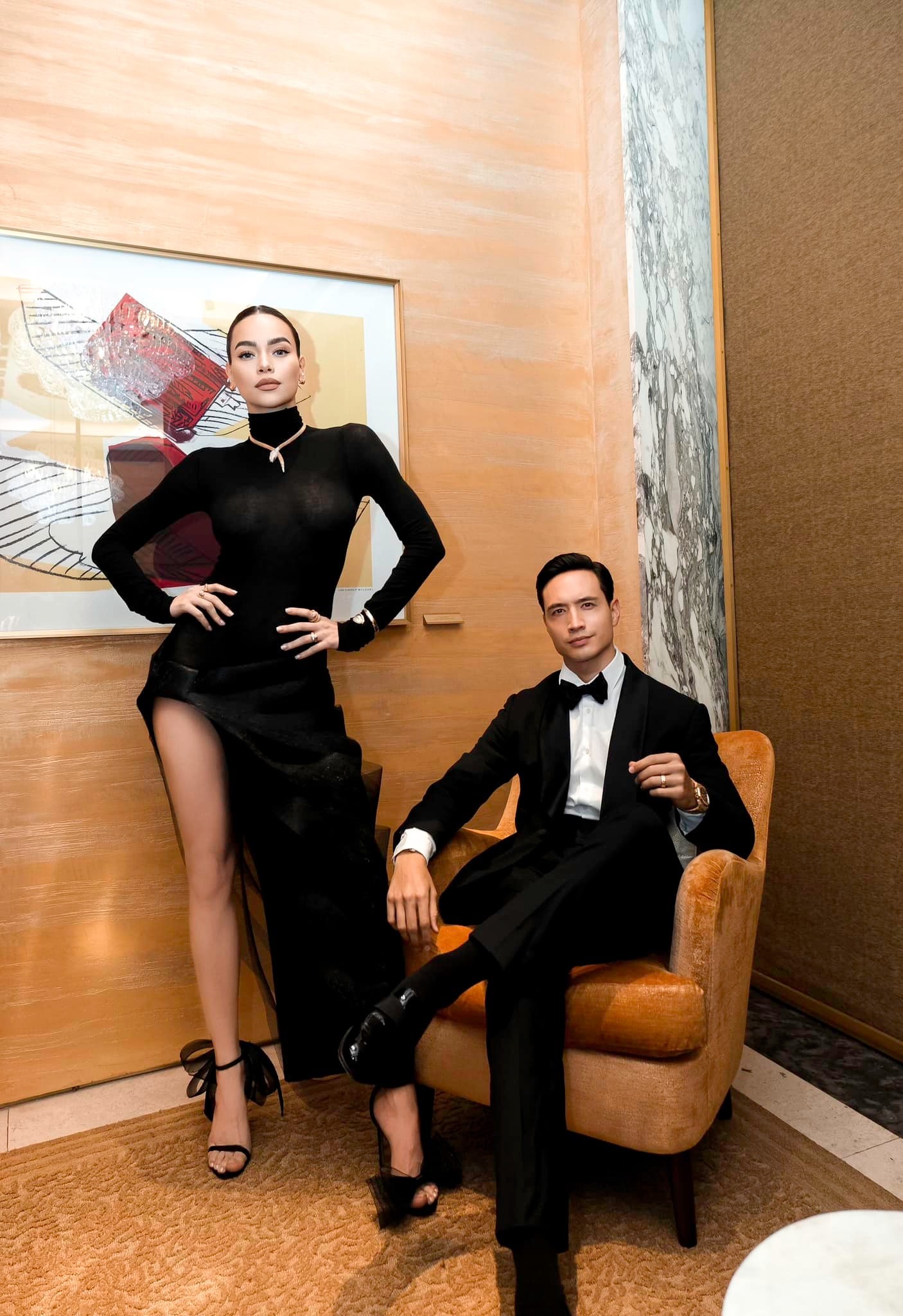 Hồ Ngọc Hà diện áo mỏng vô tình lấp ló nội y