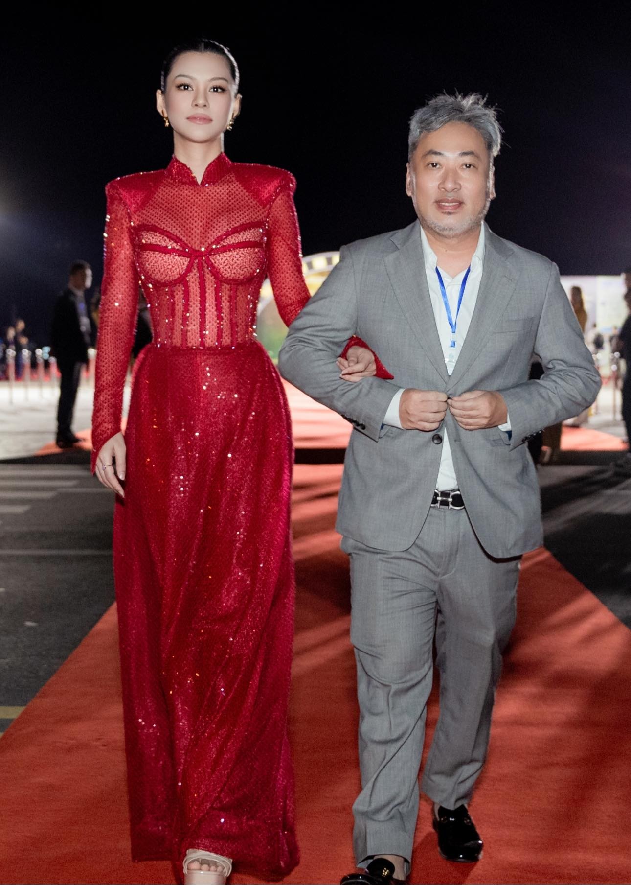 Bùi Lan Hương - đạo diễn Nguyễn Quang Dũng lần đầu xuất hiện cùng nhau hậu công khai hẹn hò, có hành động gây chú ý - Ảnh 3