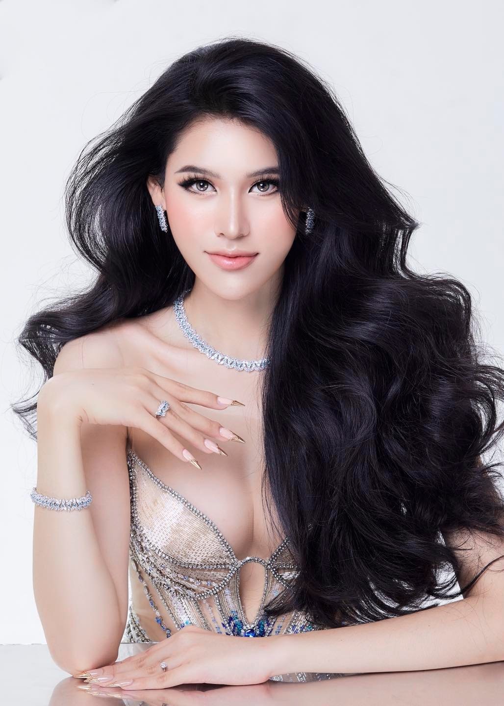 Dịu Thảo diện thiết kế The Shinging Gloory - Thời khắc tỏa sáng Dịu Thảo diện thiết kế The Shinging Gloory - Thời khắc tỏa sáng