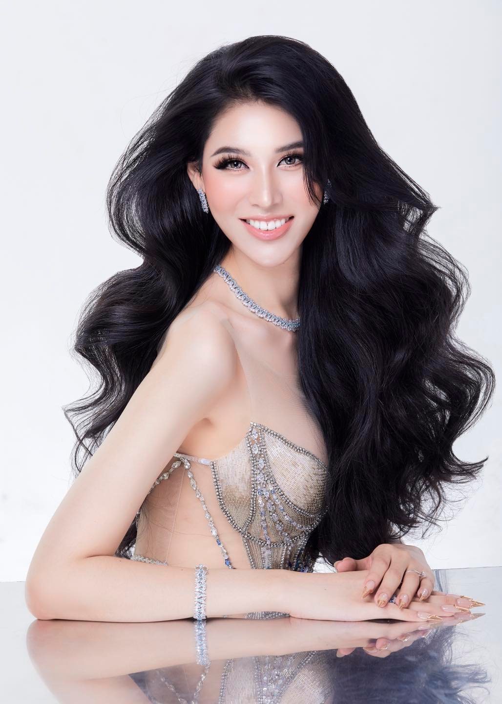 Bộ cánh của Dịu Thảo được phủ kín bởi những chi tiết đá pha lê lấp lánh với 2 gam màu chủ đạo xanh và bạc Bộ cánh của Dịu Thảo được phủ kín bởi những chi tiết đá pha lê lấp lánh với 2 gam màu chủ đạo xanh và bạc