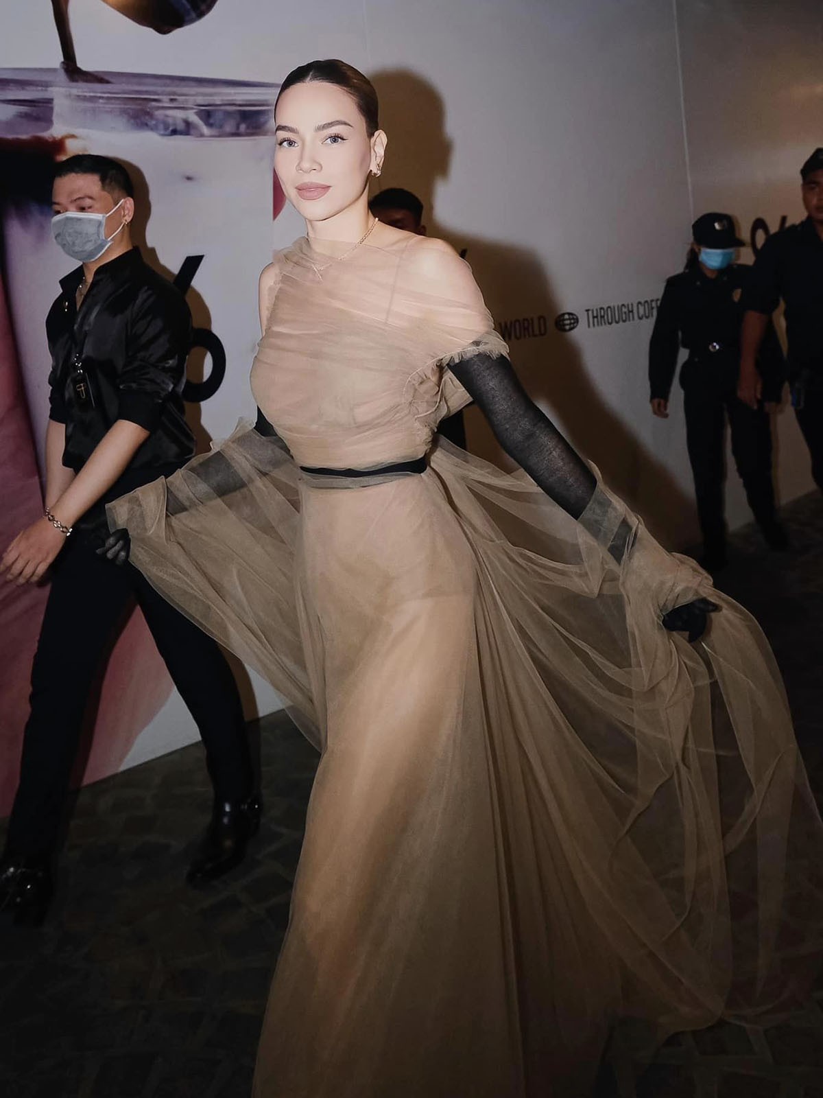 Cái khéo của Hồ Ngọc Hà nằm ở việc lựa chọn nội y đồng điệu để tránh hớ hênh phản cảm