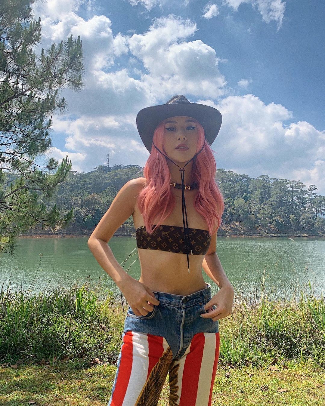 Bandeau top nhỏ xíu phù được Quỳnh Anh Shyn lăng xê