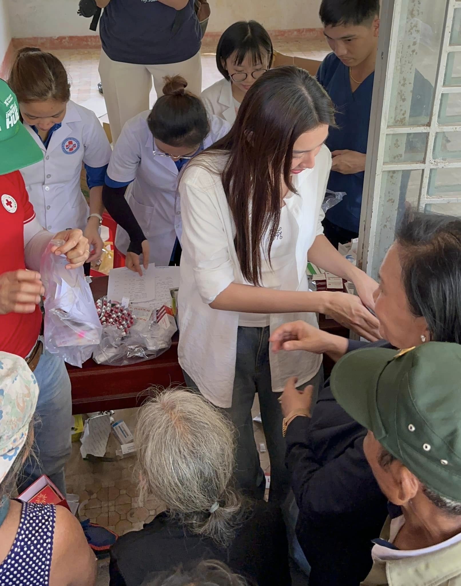 Cô gây ấn tượng bởi diện mạo giản dị, gần gũi với bà con Cô gây ấn tượng bởi diện mạo giản dị, gần gũi với bà con