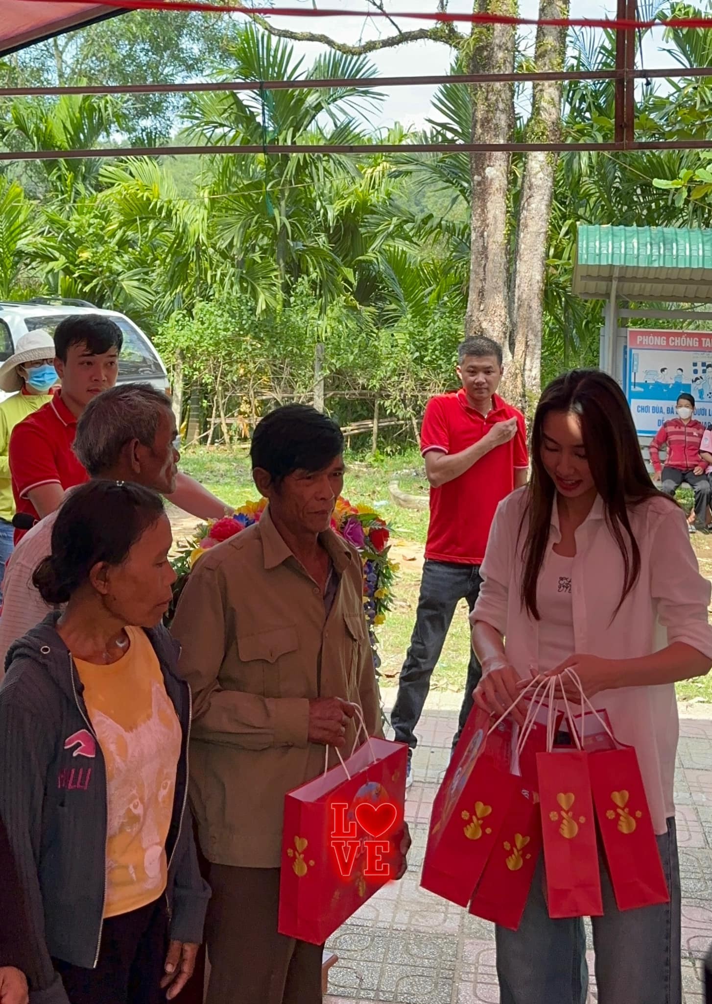 Thùy Tiên tham gia chương trình tư vấn, khám bệnh nhân đạo và phát thuốc miễn phí tại huyện Sơn Tây tỉnh Quảng Ngãi Thùy Tiên tham gia chương trình tư vấn, khám bệnh nhân đạo và phát thuốc miễn phí tại huyện Sơn Tây tỉnh Quảng Ngãi