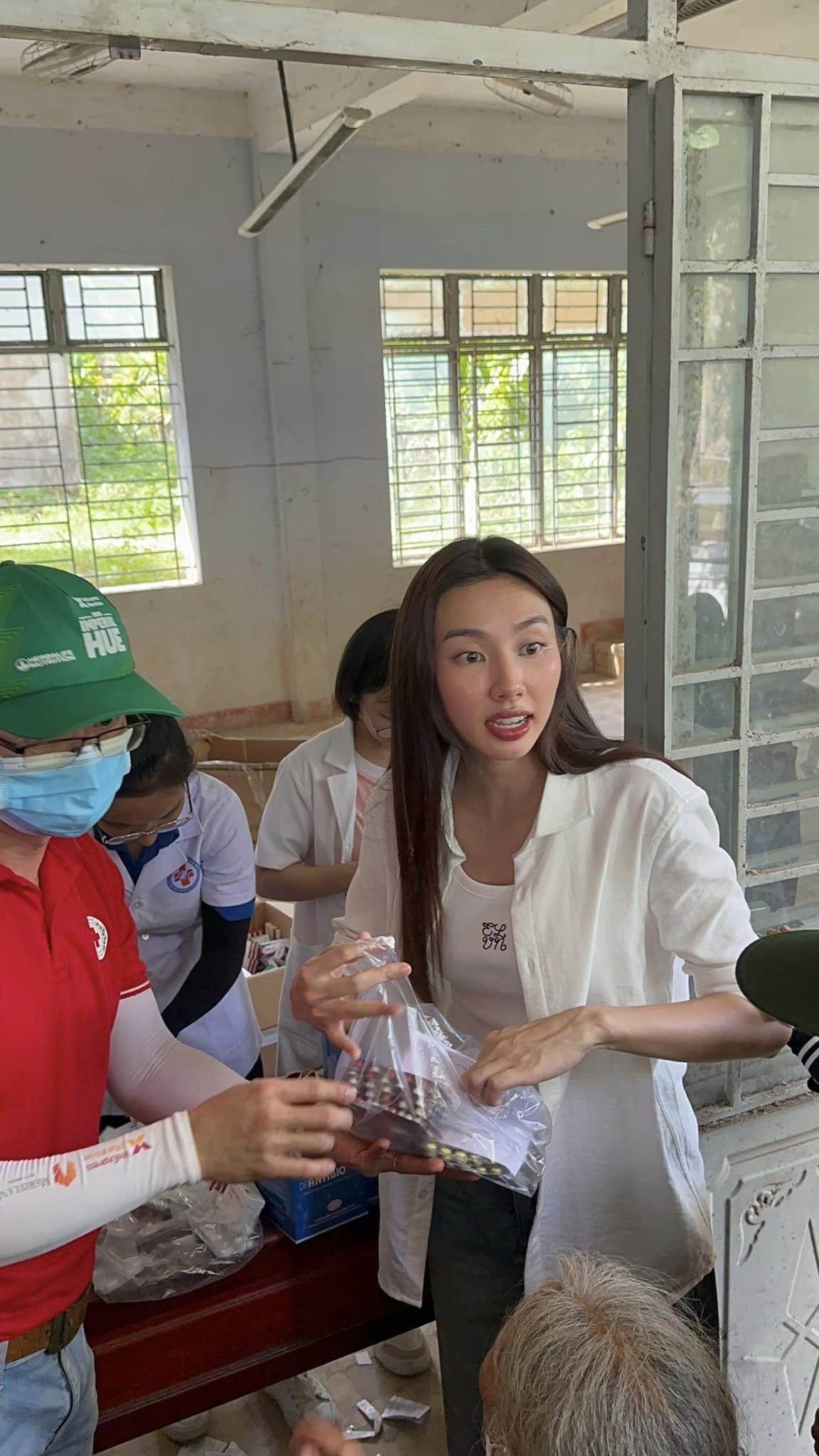 Thùy Tiên bình dị hết cỡ đi trao quà từ thiện, dân mạng khen 'nàng hậu quốc dân' là đây! - Ảnh 1 Thùy Tiên bình dị hết cỡ đi trao quà từ thiện, dân mạng khen 'nàng hậu quốc dân' là đây! - Ảnh 1