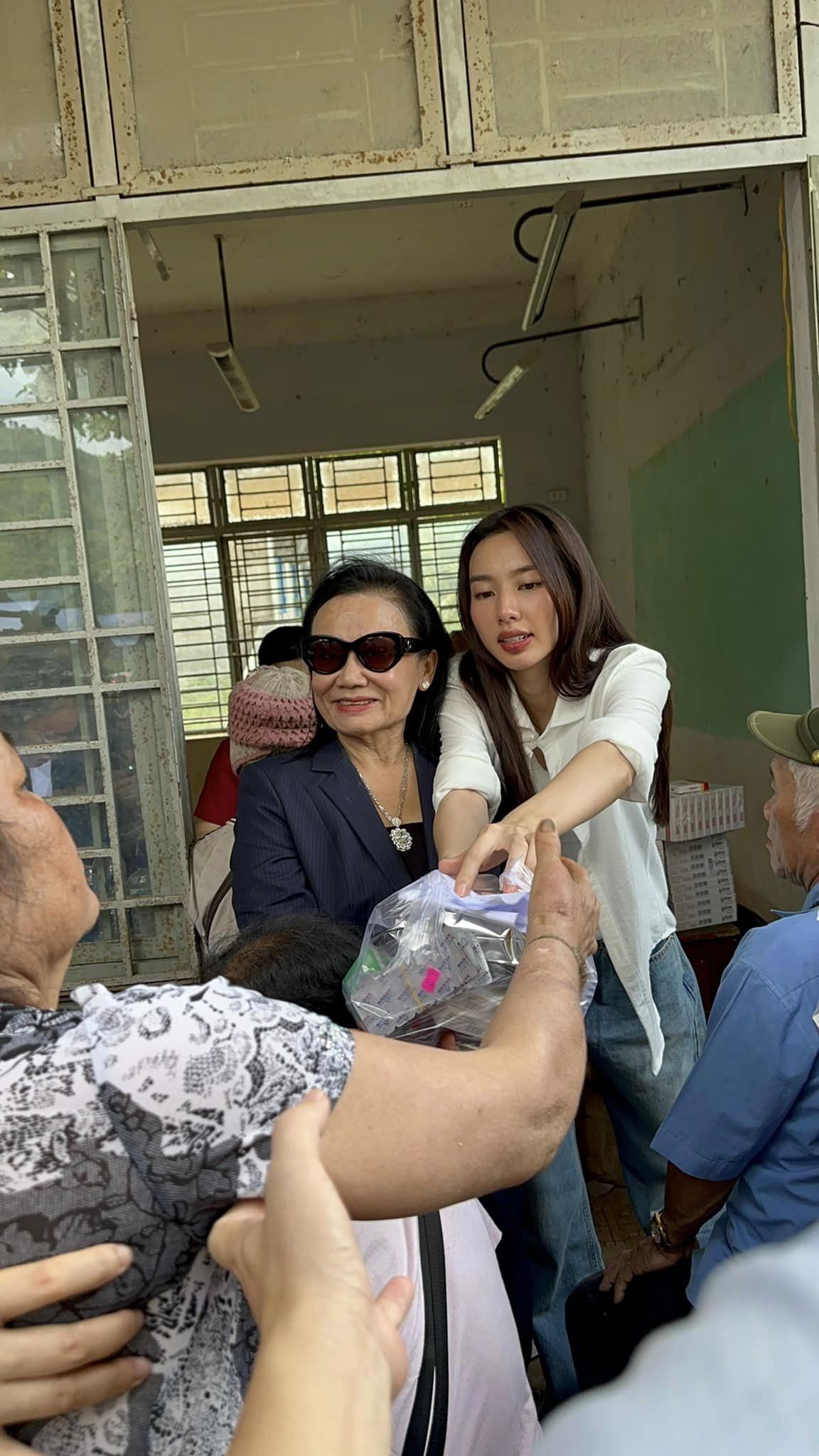 Thùy Tiên không chỉ xinh đẹp mà còn có trái tim nhân ái Thùy Tiên không chỉ xinh đẹp mà còn có trái tim nhân ái