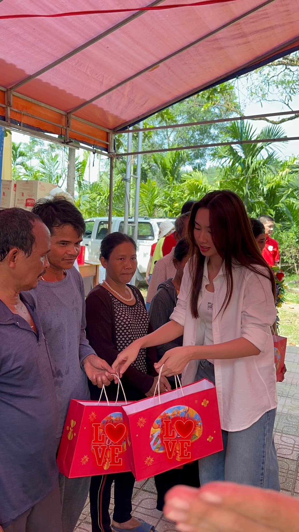 Nàng hậu ân cần trai từng phần quà Nàng hậu ân cần trai từng phần quà