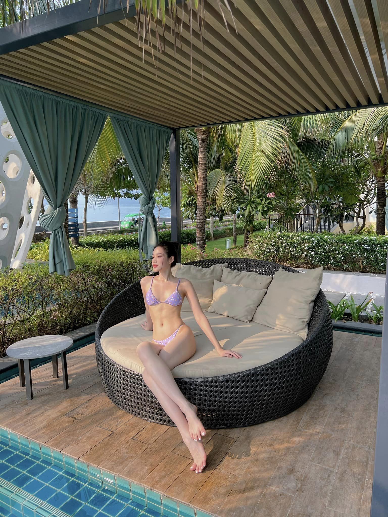 Đỗ Thị Hà bỏ túi cách tạo dáng tôn đôi chân dài 'đắt giá' 