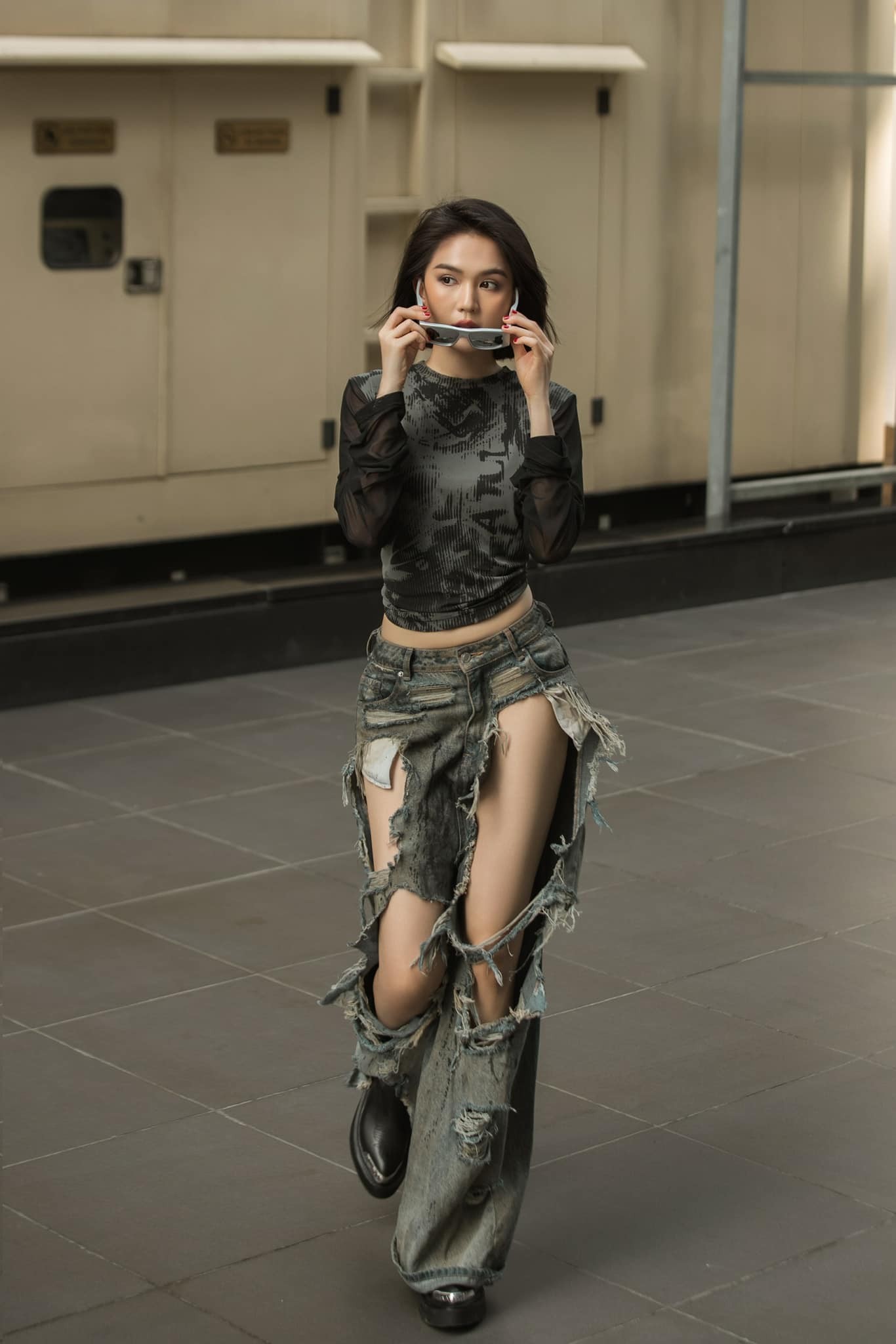 Ngọc Trinh khoe ngực nảy nở với đồ rách mỏng Ngọc Trinh khoe ngực nảy nở với đồ rách mỏng