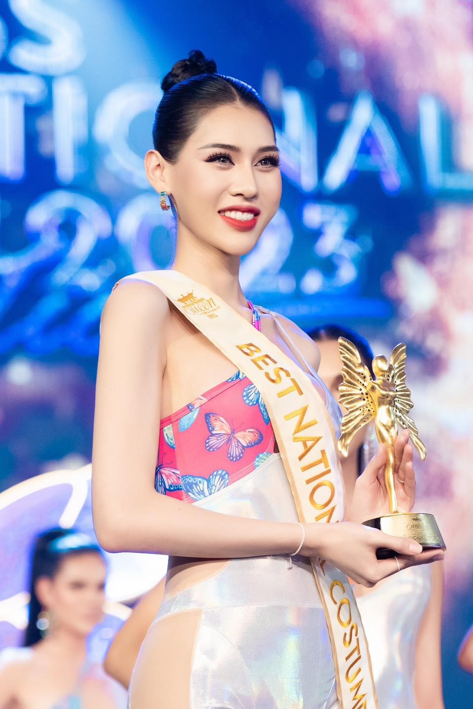 Người đẹp thắng 3 giải phụ Người đẹp thắng 3 giải phụ