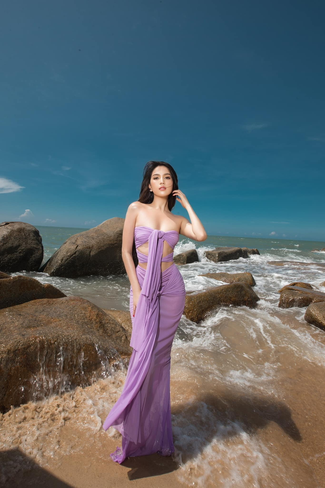 Ngọc Trinh xả loạt ảnh cực nóng diện trang phục nhiều khoảng hở may bằng chất liệu xuyên thấu Ngọc Trinh xả loạt ảnh cực nóng diện trang phục nhiều khoảng hở may bằng chất liệu xuyên thấu