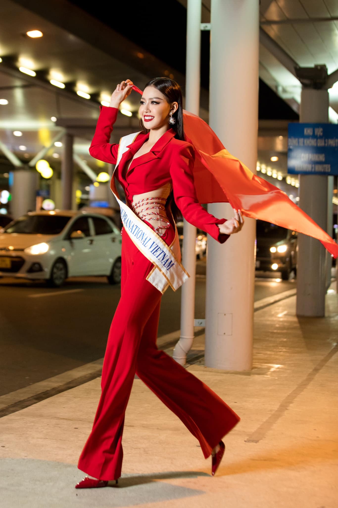 Video: Thanh Ngân gây thất vọng khi chào sân Miss Supranational 2023, tiếng Anh bập bẹ, lộ rõ sự hồi hộp - Ảnh 2