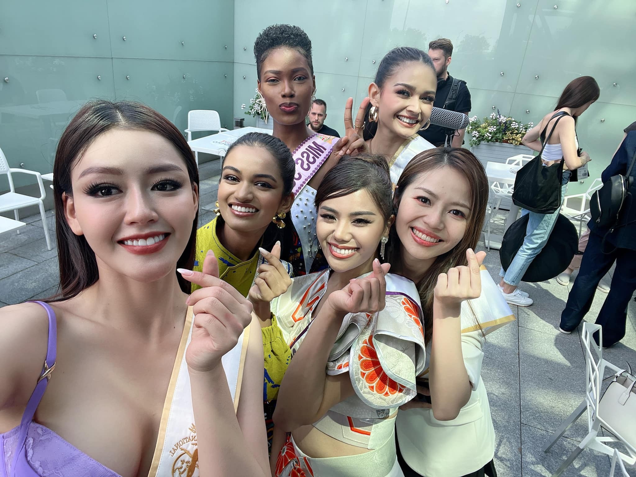 Video: Thanh Ngân gây thất vọng khi chào sân Miss Supranational 2023, tiếng Anh bập bẹ, lộ rõ sự hồi hộp - Ảnh 4