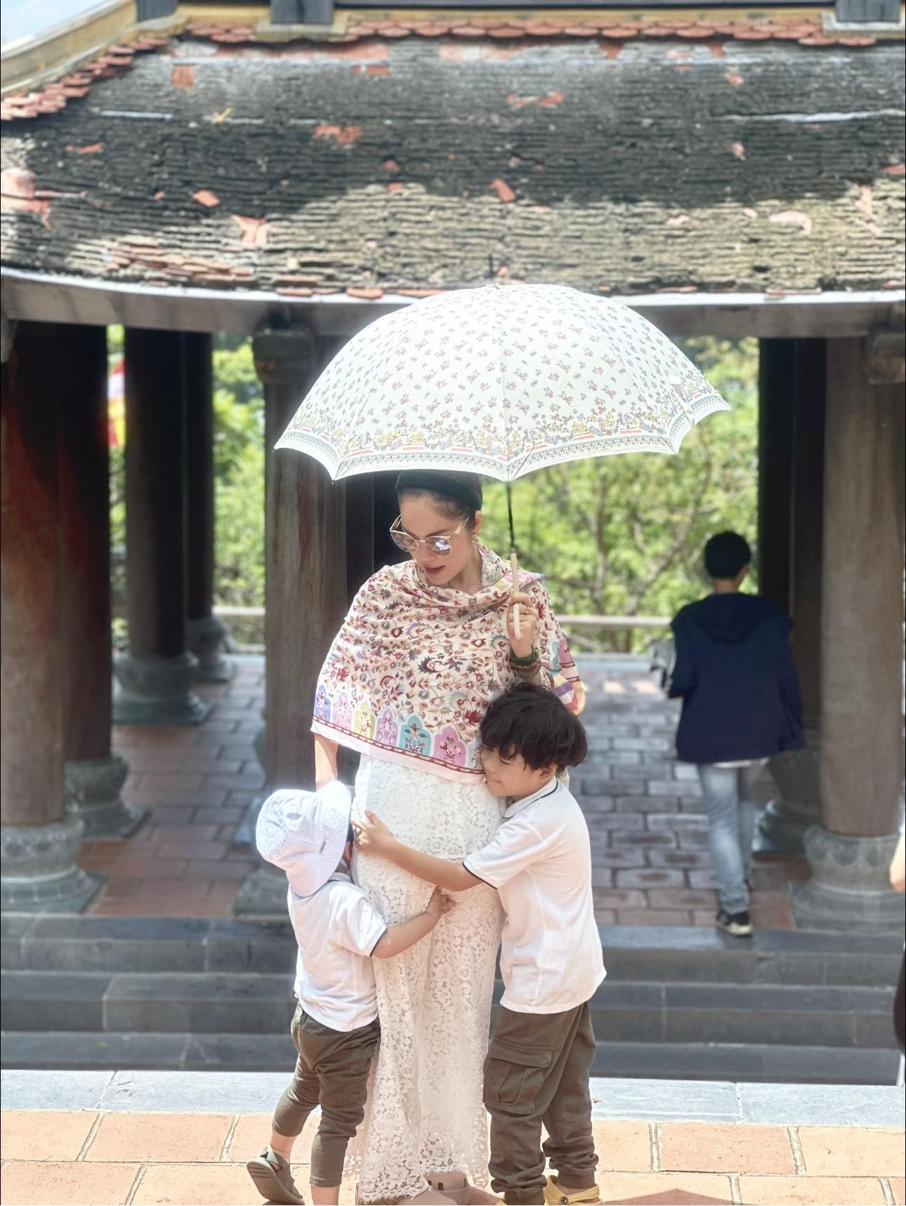 Mỗi khi rảnh rỗi, cô cùng hai con đi chơi. Cuộc sống viên mãn của tổ ấm nhỏ khiến người hâm mộ an lòng Mỗi khi rảnh rỗi, cô cùng hai con đi chơi. Cuộc sống viên mãn của tổ ấm nhỏ khiến người hâm mộ an lòng