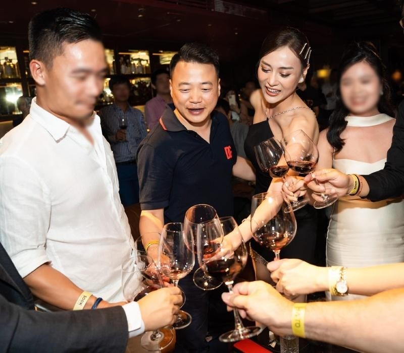, Phương Oanh và chồng luôn ăn vận đồng điệu về màu sắc để tạo hiệu ứng cặp đôi , Phương Oanh và chồng luôn ăn vận đồng điệu về màu sắc để tạo hiệu ứng cặp đôi