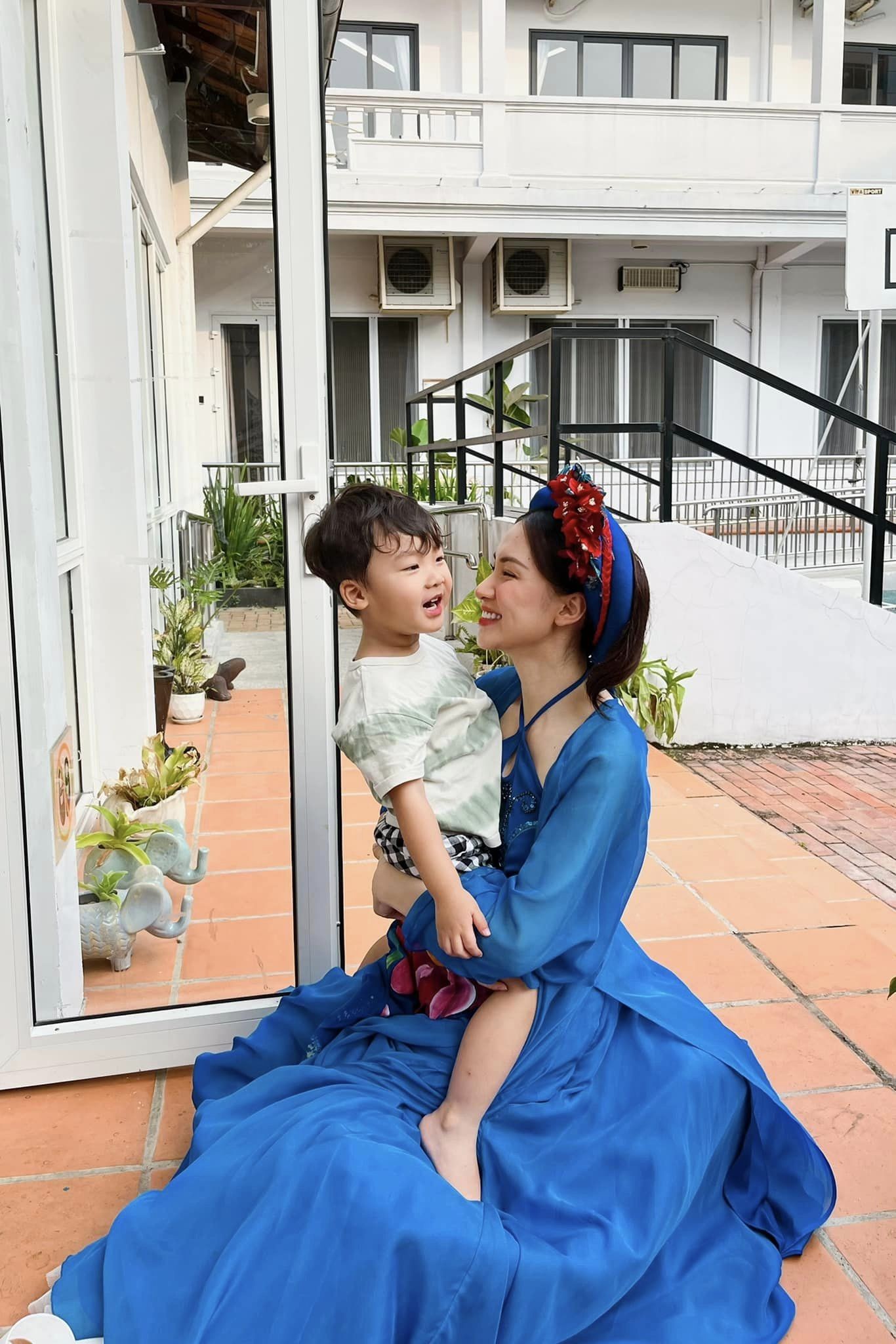 Hoà Minzy vượt qua biến cố tình cảm tan vỡ, hiện cô là mẹ đơn thân có cuộc sống bình yên bên cạnh cậu con trai nhỏ Hoà Minzy vượt qua biến cố tình cảm tan vỡ, hiện cô là mẹ đơn thân có cuộc sống bình yên bên cạnh cậu con trai nhỏ 
