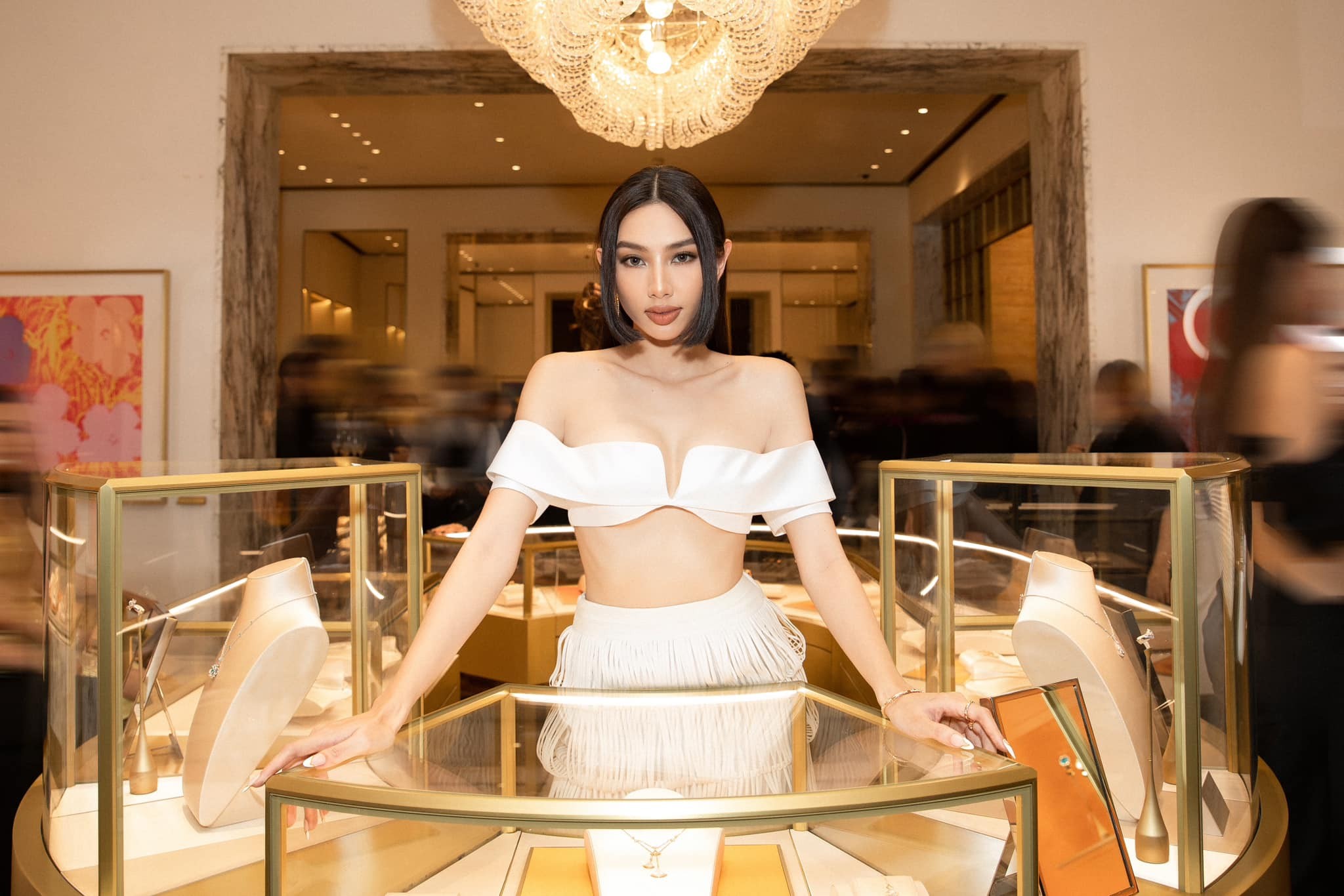 Thùy Tiên khoe lợi thế ngực đầy và vai thon khi lăng xê áo bằng gang tay