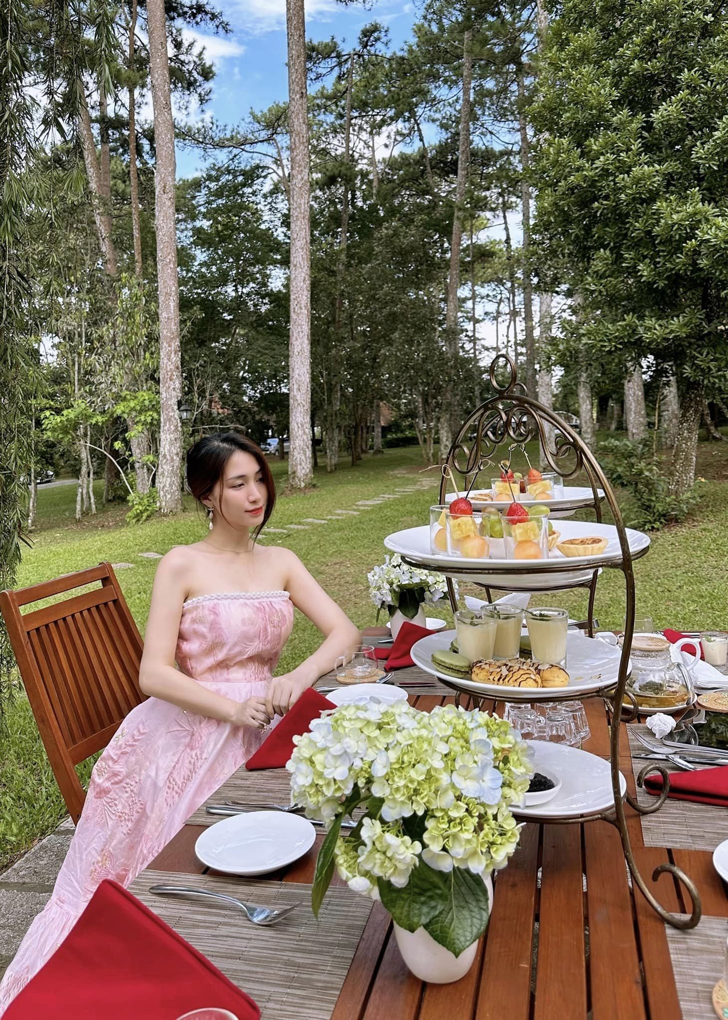 Vấn đề tình cảm của Hòa Minzy lắm trắc trở, Hòa Minzy hiện độc thân, cô tập trung cho công việc và gia đình đặc biệt là con trai Vấn đề tình cảm của Hòa Minzy lắm trắc trở, Hòa Minzy hiện độc thân, cô tập trung cho công việc và gia đình đặc biệt là con trai