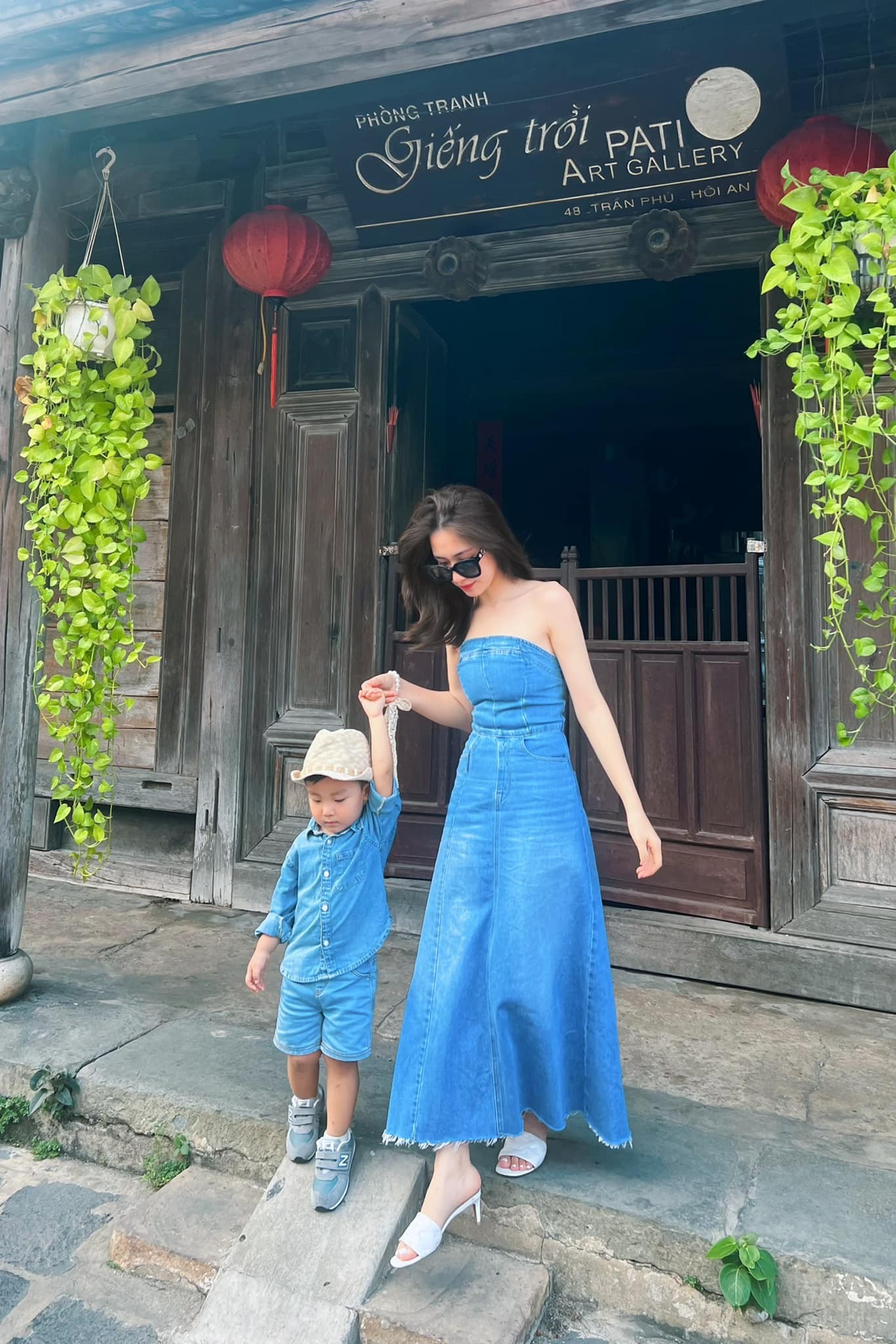 Hòa Minzy thường xuyên cùng con đi du lịch, cô dùng số tiền kiếm được để tạo niềm vui cho con Hòa Minzy thường xuyên cùng con đi du lịch, cô dùng số tiền kiếm được để tạo niềm vui cho con 