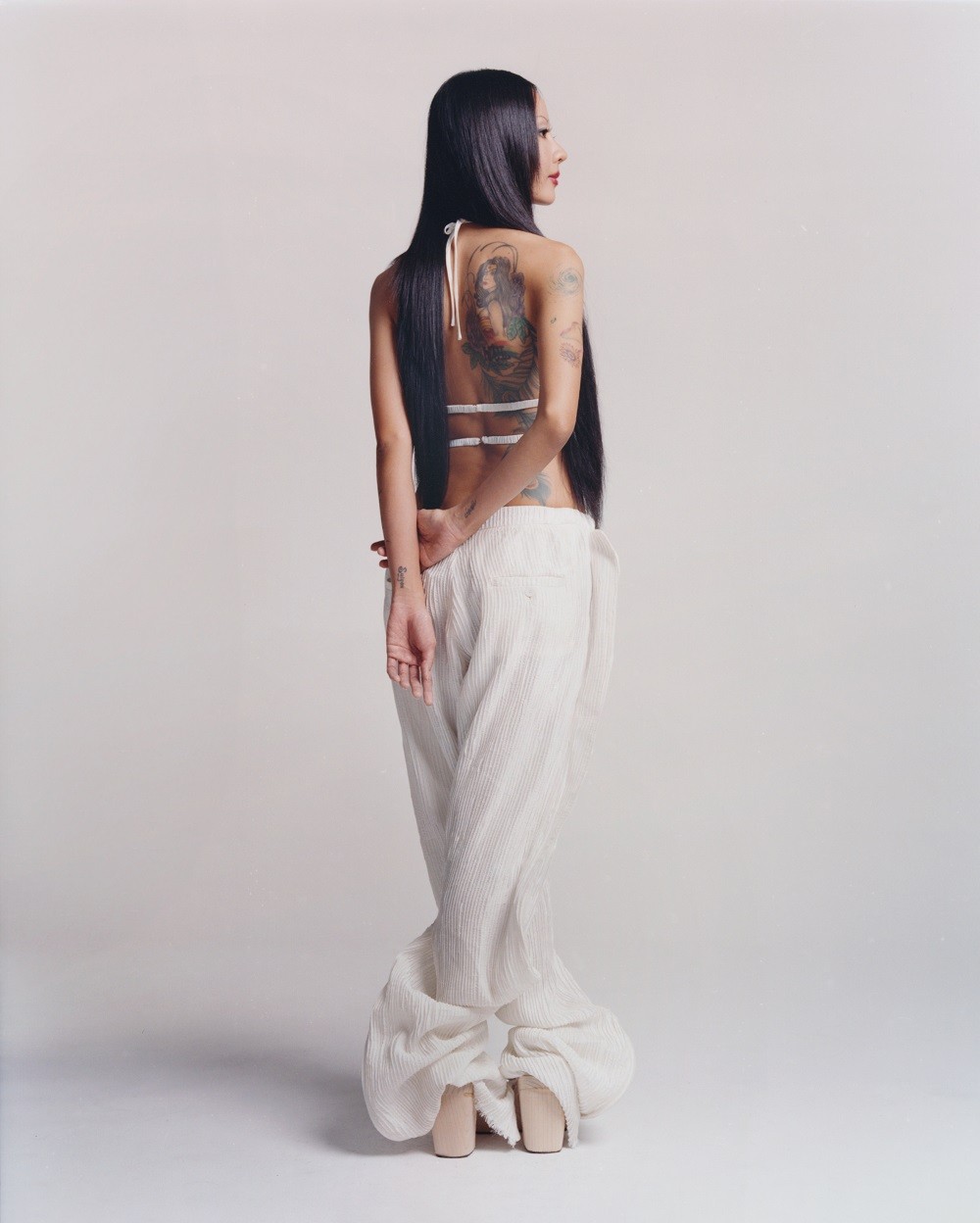 Suboi táo bạo khoe bờ vai gầy cùng loạt hình xăm trên cơ thể