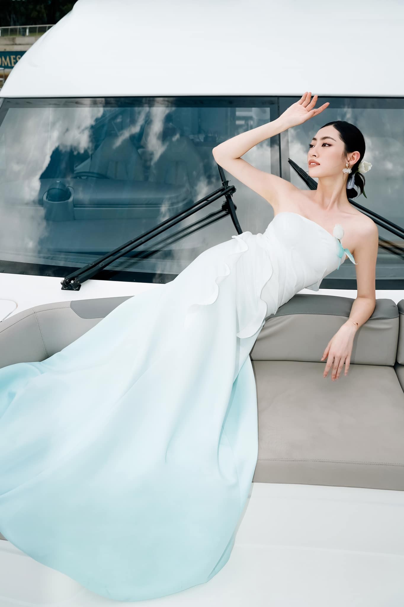 Video: Lương Thùy Linh khoe nhan sắc trong veo trên du thuyền - Ảnh 4 Video: Lương Thùy Linh khoe nhan sắc trong veo trên du thuyền - Ảnh 4