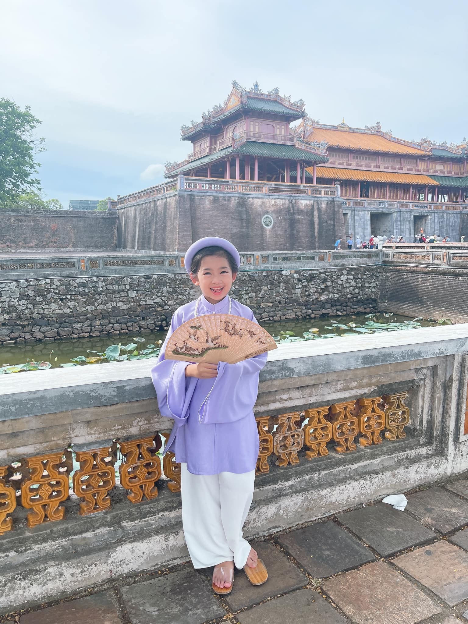 Con gái Mai Phương được khen ra dáng thiếu nữ khi diện trang phục truyền thống, ghé thăm xứ Huế mộng mơ Con gái Mai Phương được khen ra dáng thiếu nữ khi diện trang phục truyền thống, ghé thăm xứ Huế mộng mơ