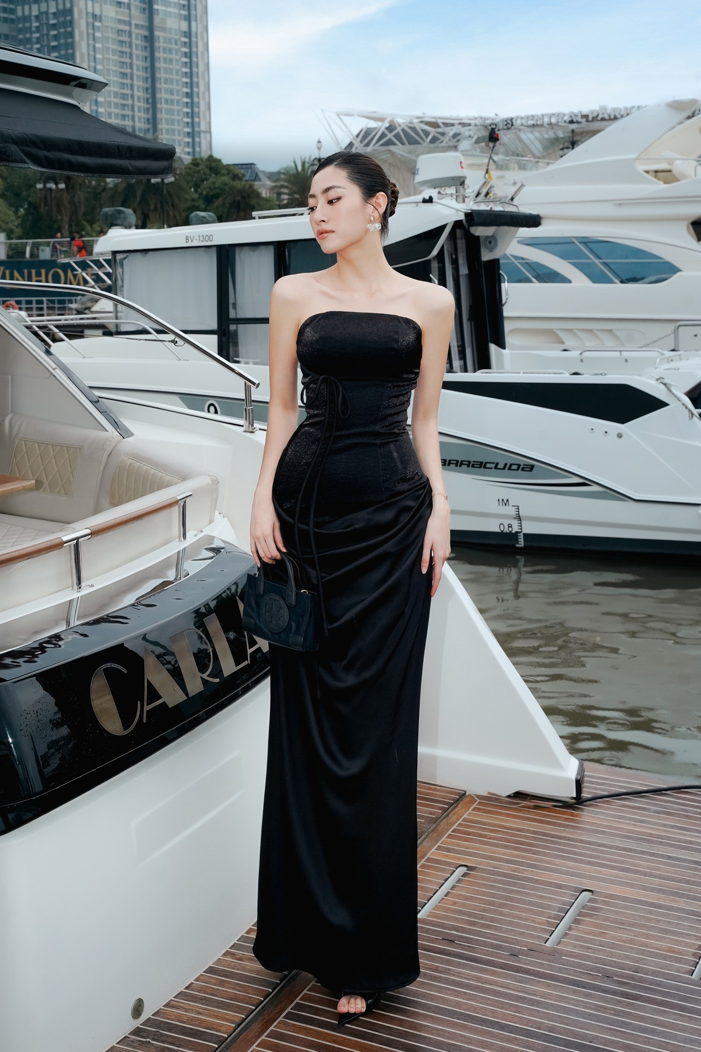 Video: Lương Thùy Linh khoe nhan sắc trong veo trên du thuyền - Ảnh 1 Video: Lương Thùy Linh khoe nhan sắc trong veo trên du thuyền - Ảnh 1