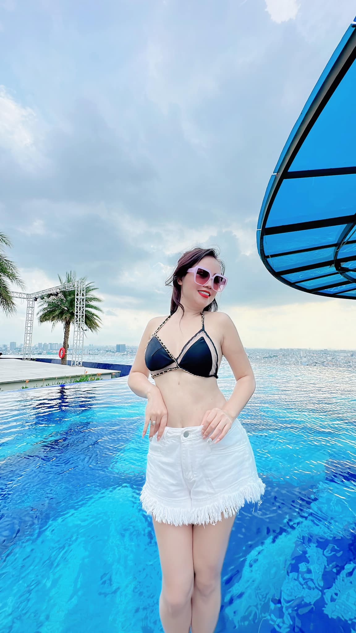 Trên trang cá nhân, Đào Hoàng Yến thường xuyên chia sẻ những hình ảnh gợi cảm đến nghẹt thở