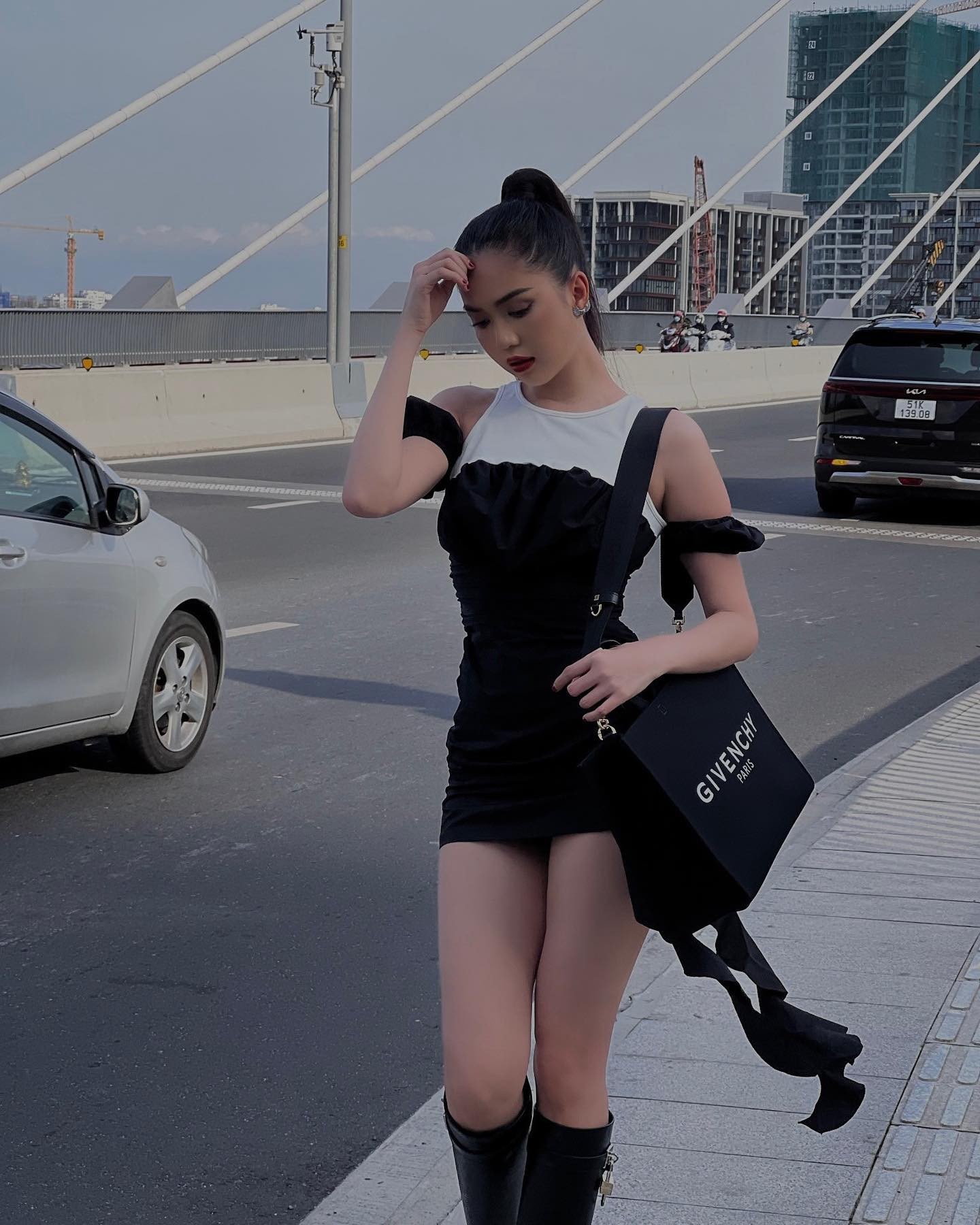 Ngọc Trinh sáng tạo nhiều bản phối thời thượng với váy 'không thể ngắn hơn' Ngọc Trinh sáng tạo nhiều bản phối thời thượng với váy 'không thể ngắn hơn'