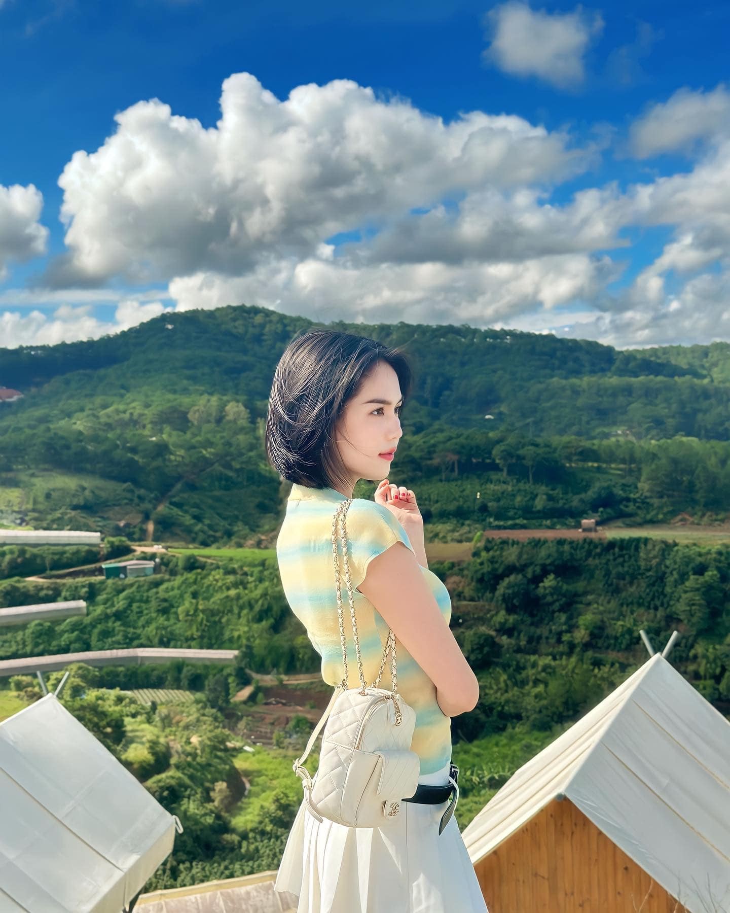 Ngọc Trinh tung loạt ảnh mới, váy siêu ngắn tôn đôi chân dài 'đắt giá' Ngọc Trinh tung loạt ảnh mới, váy siêu ngắn tôn đôi chân dài 'đắt giá'