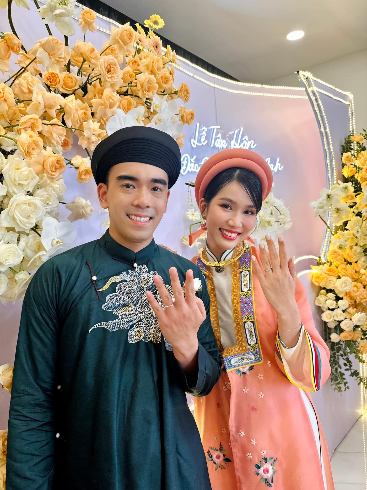 Video: Đỗ Thị Hà diện áo dài nền nã tại đám hỏi Á hậu Phương Anh, visual trong veo gây thương nhớ - Ảnh 3 Video: Đỗ Thị Hà diện áo dài nền nã tại đám hỏi Á hậu Phương Anh, visual trong veo gây thương nhớ - Ảnh 3