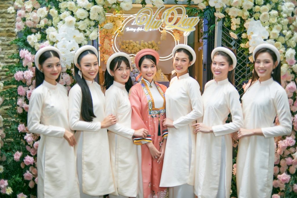 Video: Đỗ Thị Hà diện áo dài nền nã tại đám hỏi Á hậu Phương Anh, visual trong veo gây thương nhớ - Ảnh 2 Video: Đỗ Thị Hà diện áo dài nền nã tại đám hỏi Á hậu Phương Anh, visual trong veo gây thương nhớ - Ảnh 2