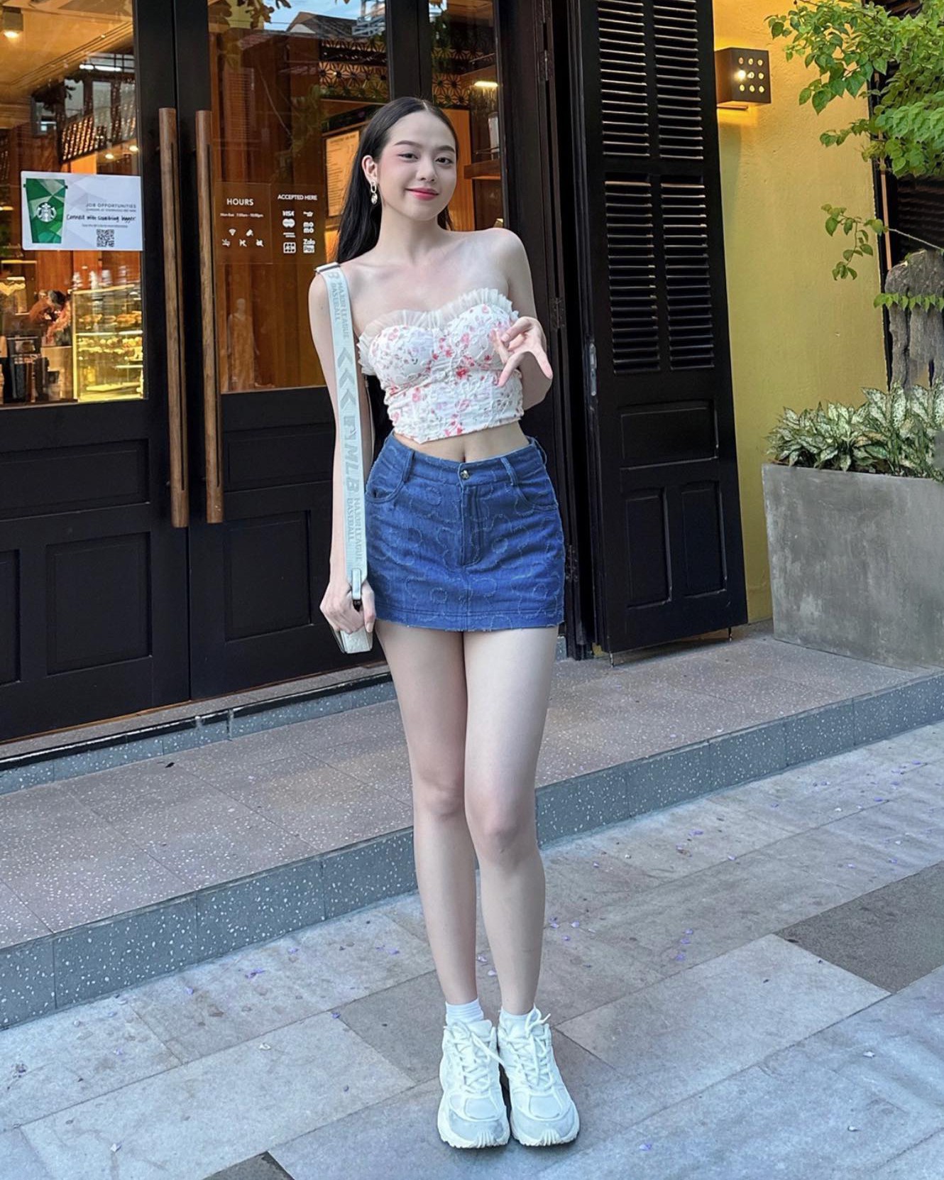 Đương kim Hoa hậu Việt Nam - Thanh Thủy năng động xuống phố Đương kim Hoa hậu Việt Nam - Thanh Thủy năng động xuống phố 