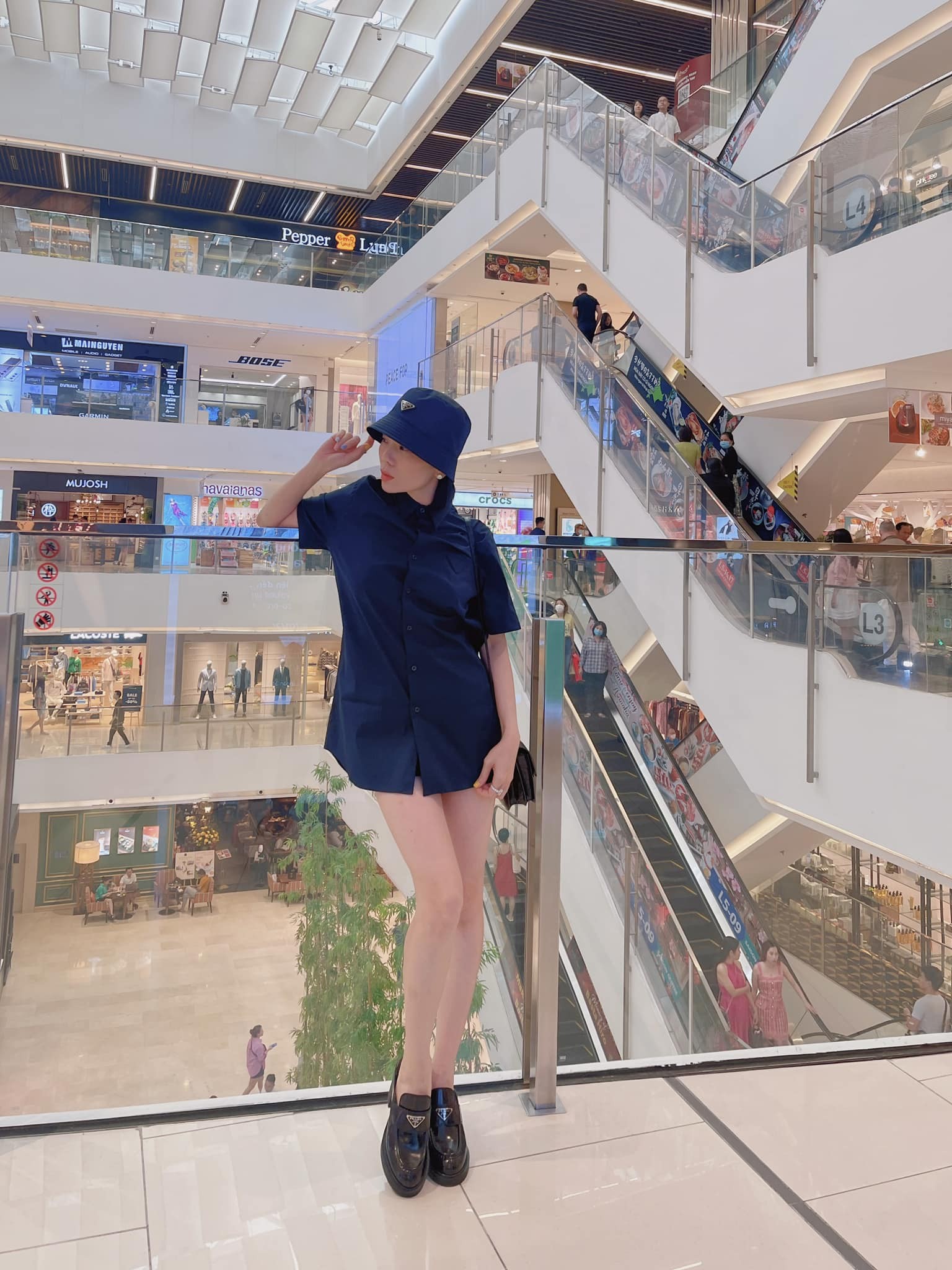 Nữ ca sĩ hack tuổi với nhiều bản phối từ quần ngắn