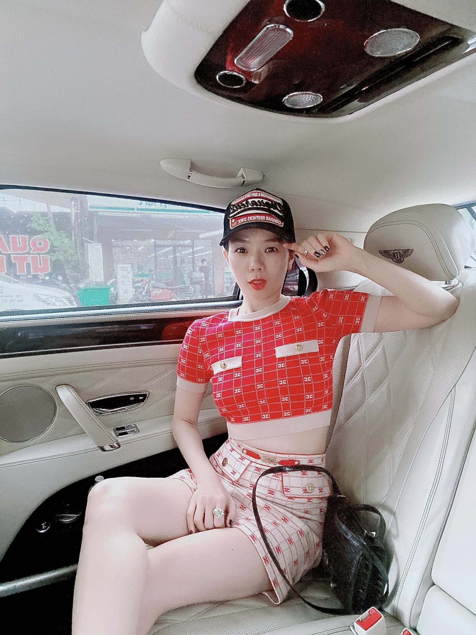 Lệ Quyên chuộng váy quần 'không thể ngắn hơn', U50 vẫn thời thượng vô cùng - Ảnh 2