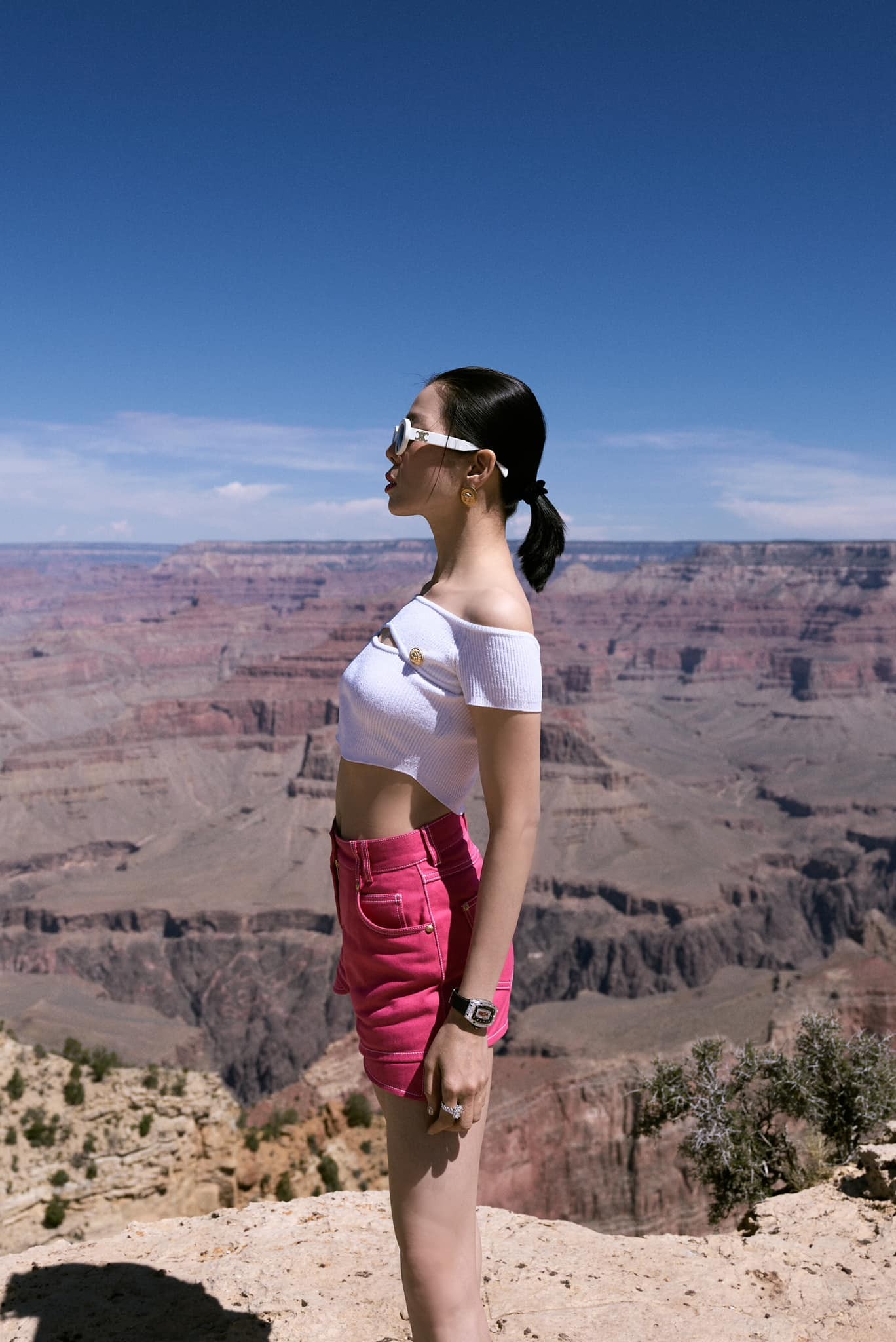 Lệ Quyên khoe chân dài với mẫu quần siêu ngắn