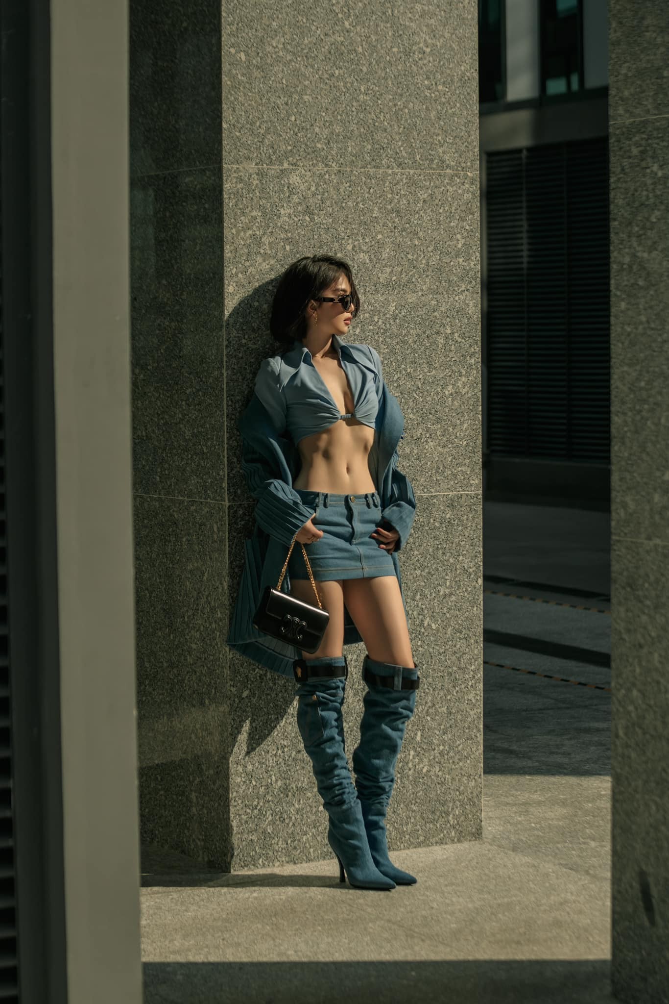 Khi dạo chơi đường phố, cô gây trố mắt với vòng eo săn chắc, nổi rõ múi